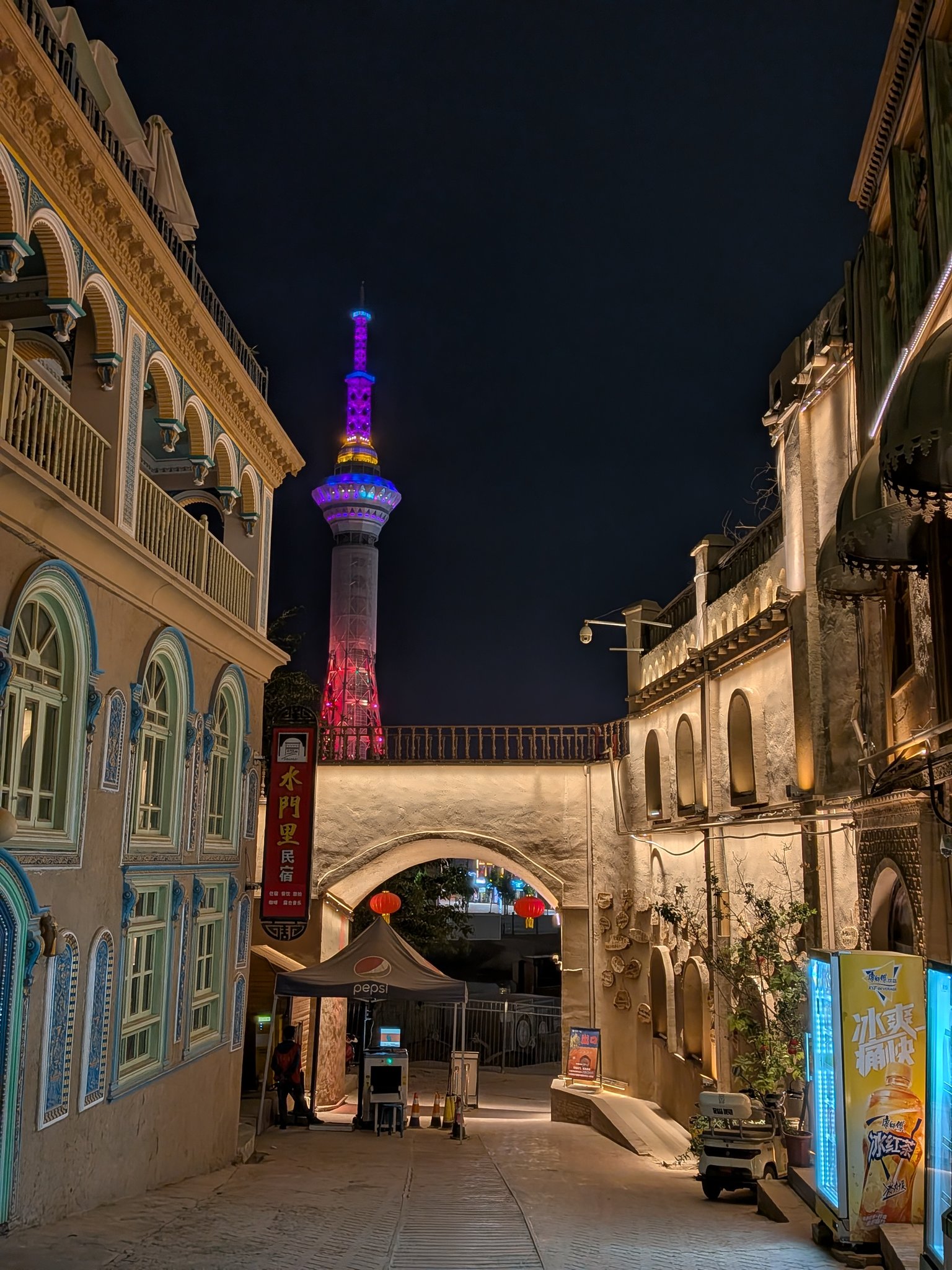 夜のカシュガル古城の路地とテレビ塔