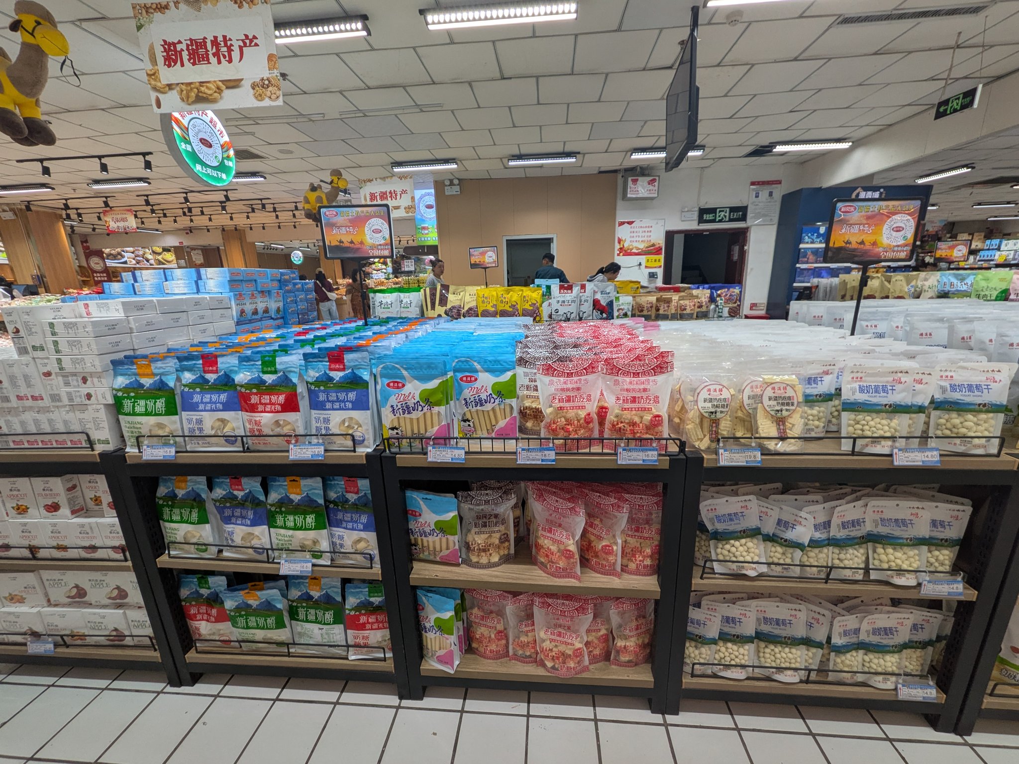 カシュガルの大通りの地下のスーパー