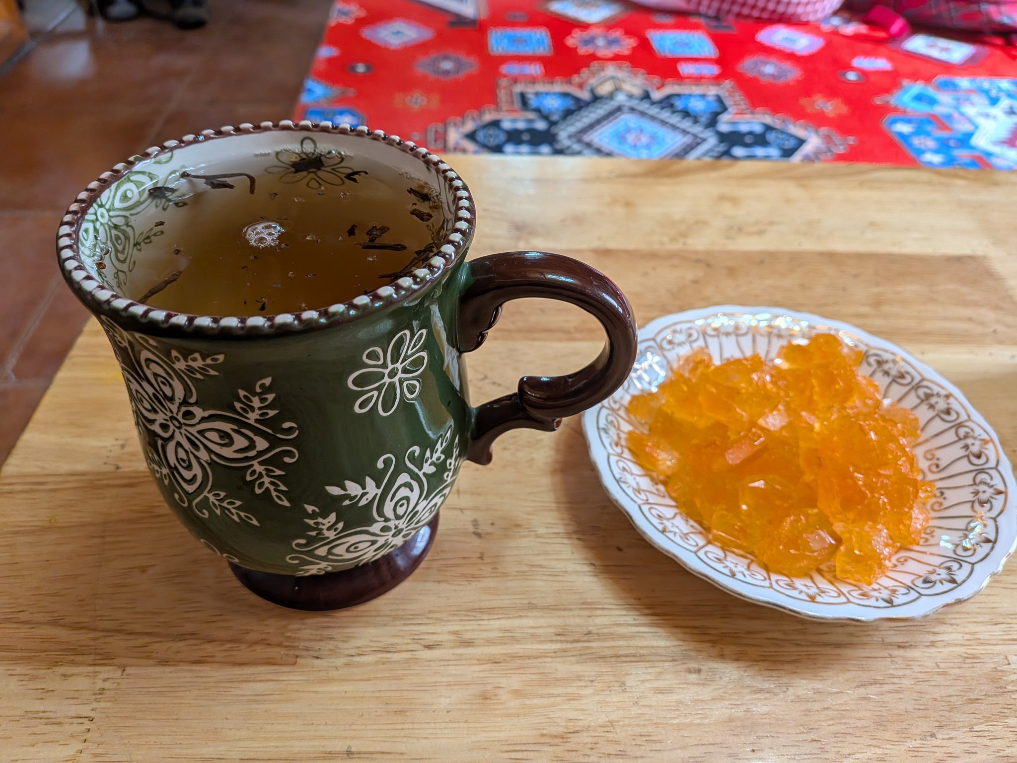 カシュガルの茶館のお茶とお菓子