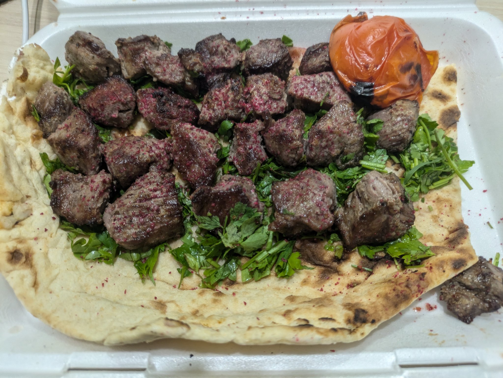Al-Shamam Restaurant でテイクアウトしたお肉のグリルとパン