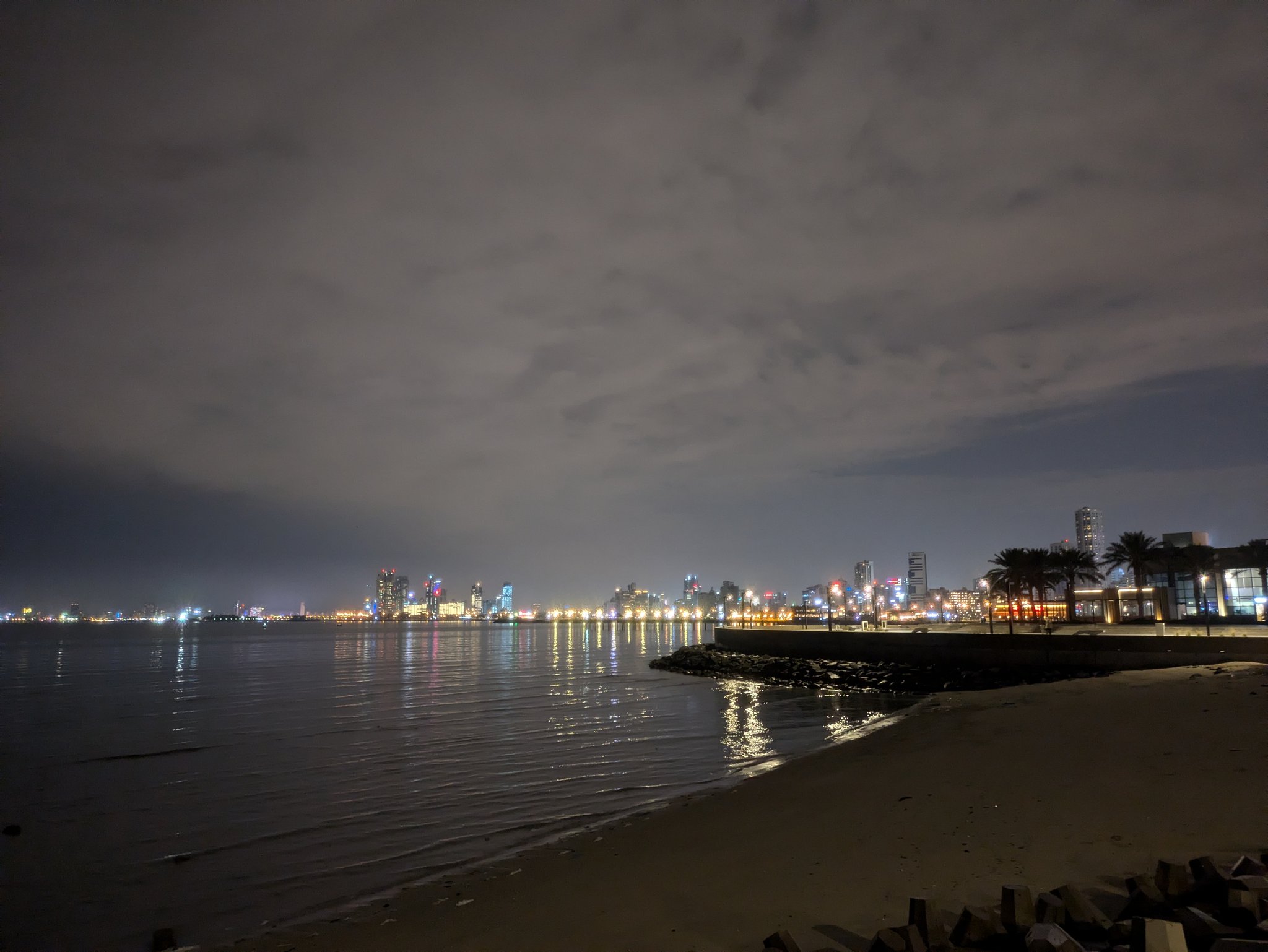 クウェートタワー前から見た夜のペルシャ湾