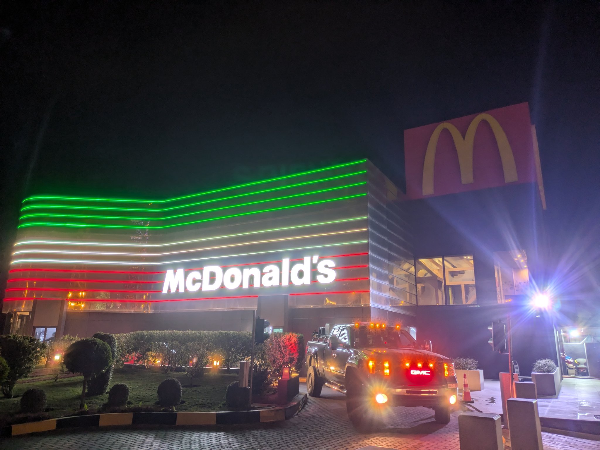 クウェート国旗の色にライトアップされたマクドナルド