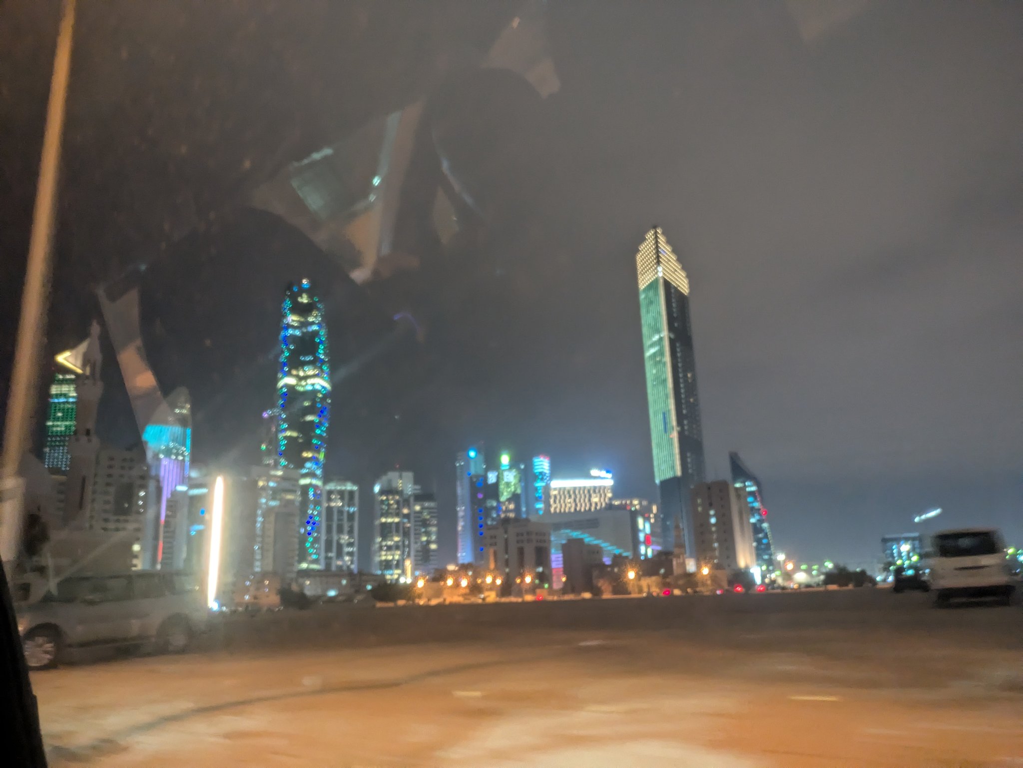 Careem の車内から見たクウェートシティの夜景