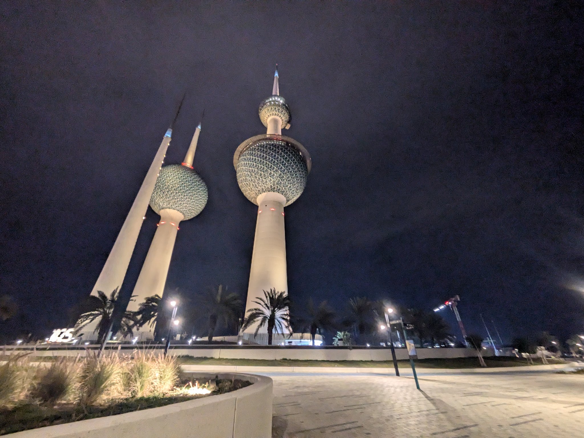 ライトアップされた夜のクウェートタワー