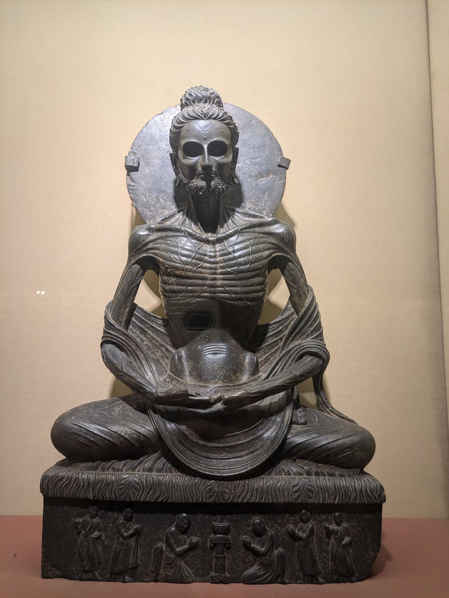ラホール博物館の断食する仏陀像