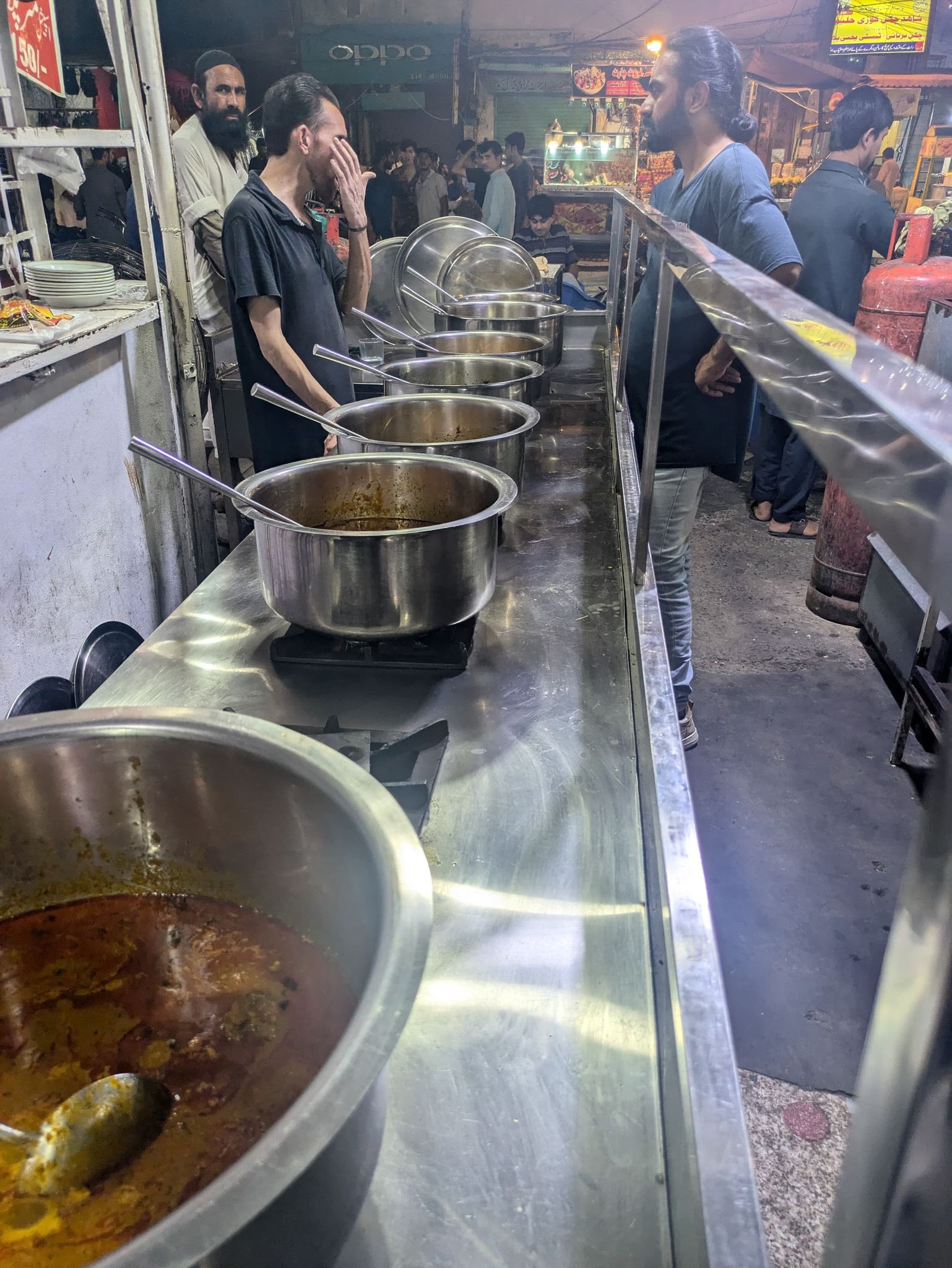 カレーの鍋が並ぶ Goga Naqeebia