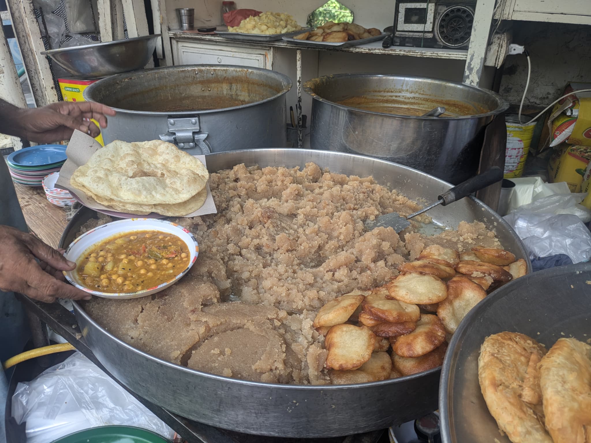 Riaz Halwa Puri のハルワ・プーリー