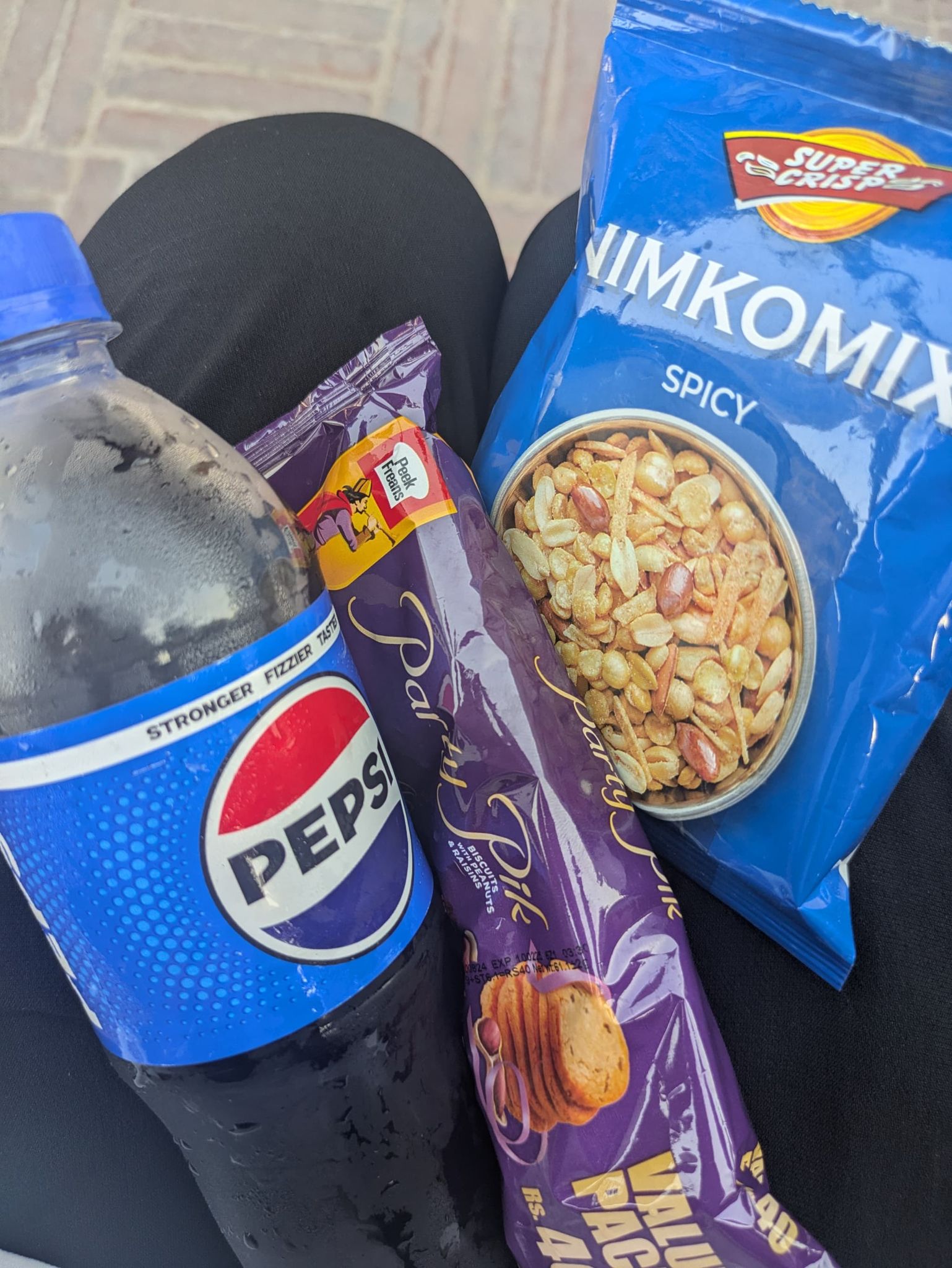 ラホールの地元の人からもらったお菓子とペプシ