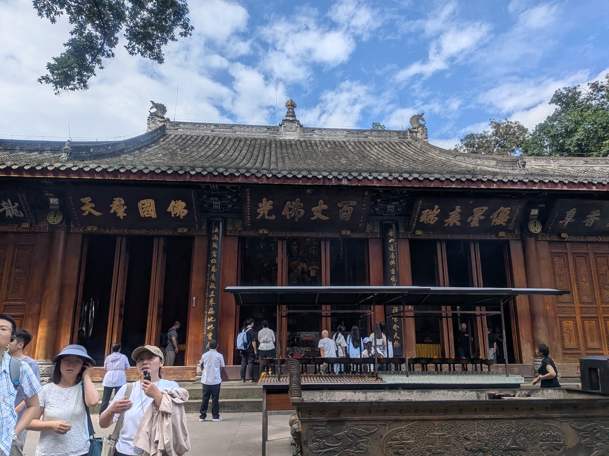 楽山大仏の頂上にある凌雲寺の本堂