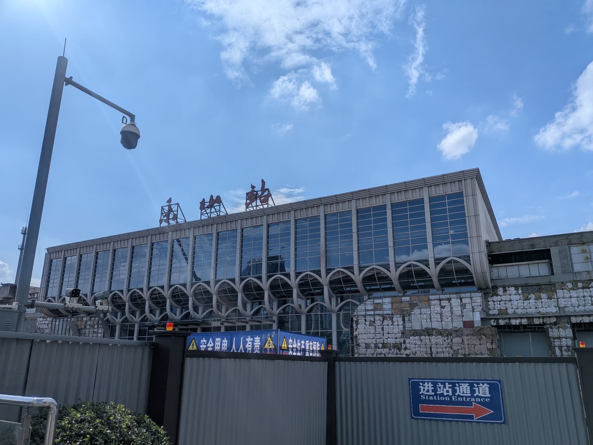 同じみの立派な駅舎