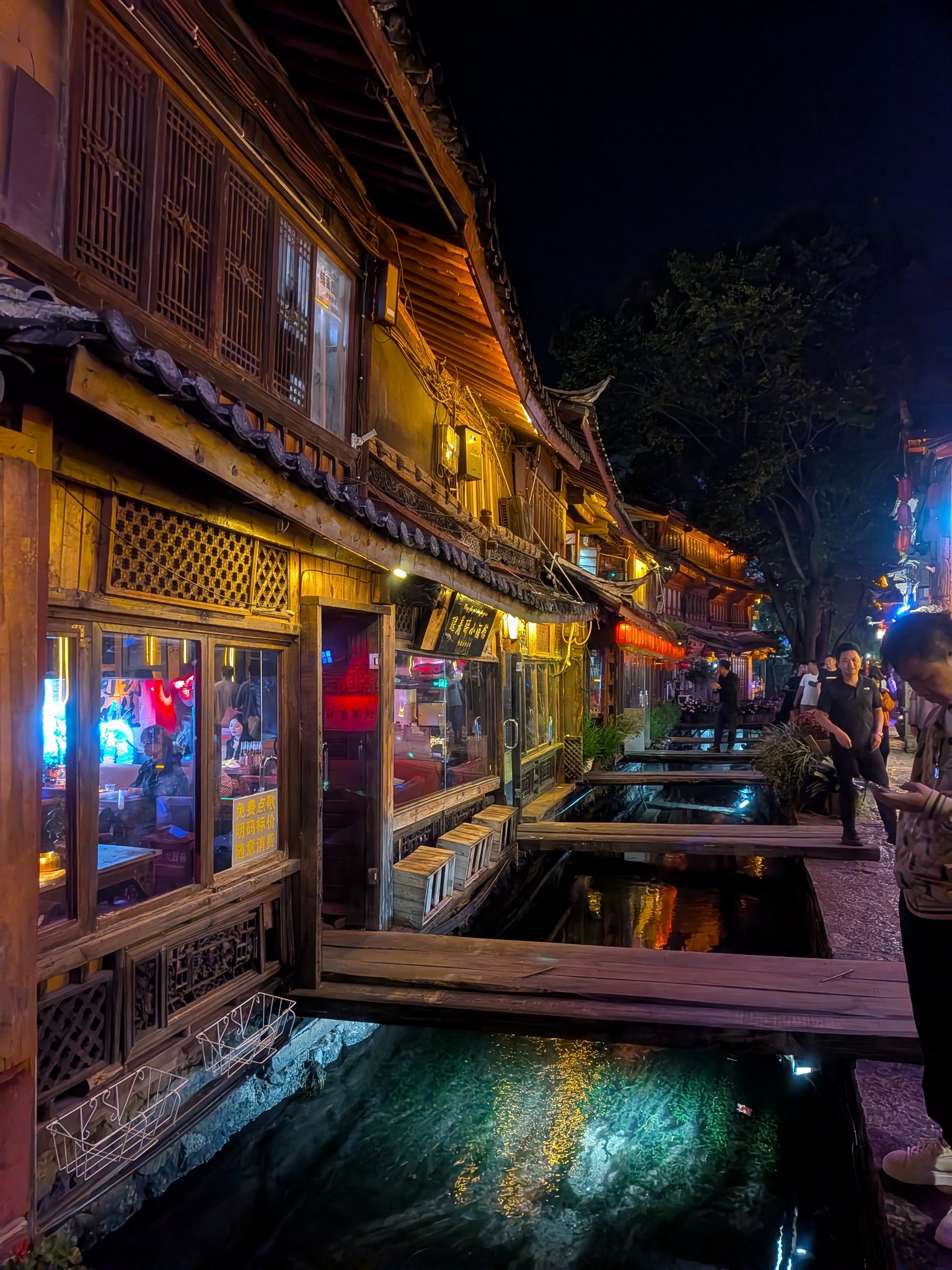 麗江古城の酒吧街の小川沿い