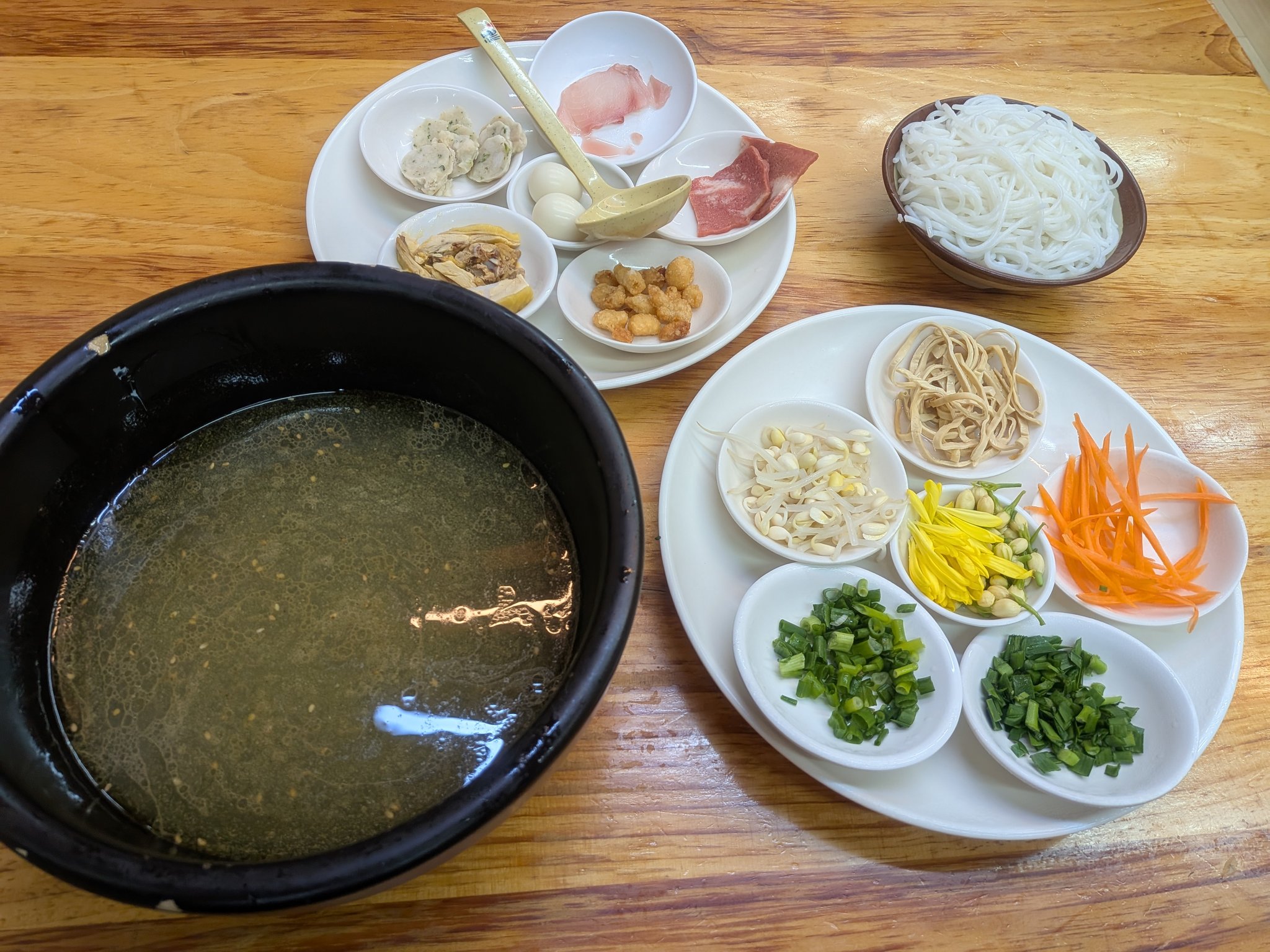 麗江古城のお店の過橋米線