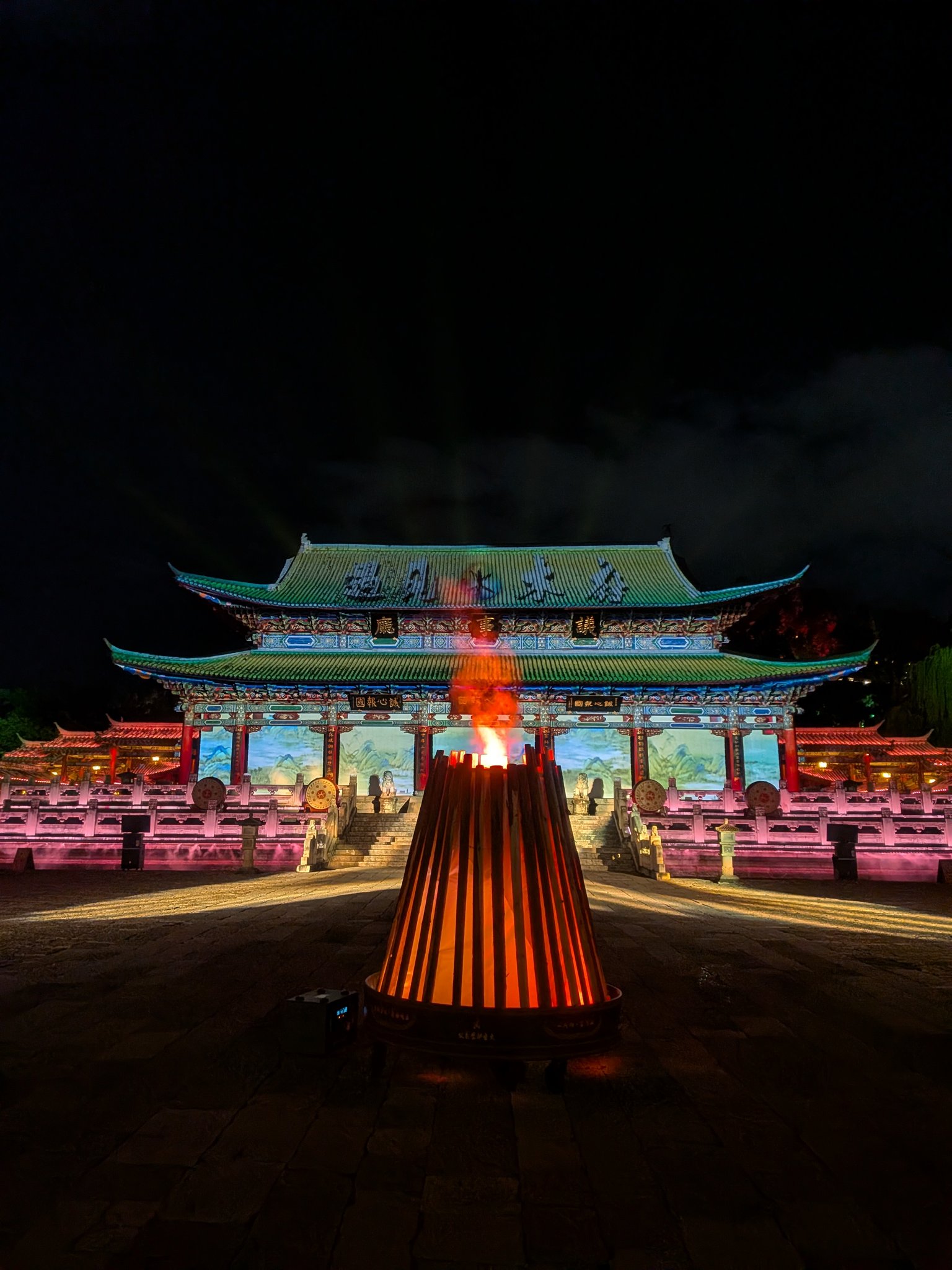 かがり火が焚かれた夜の木府の本殿