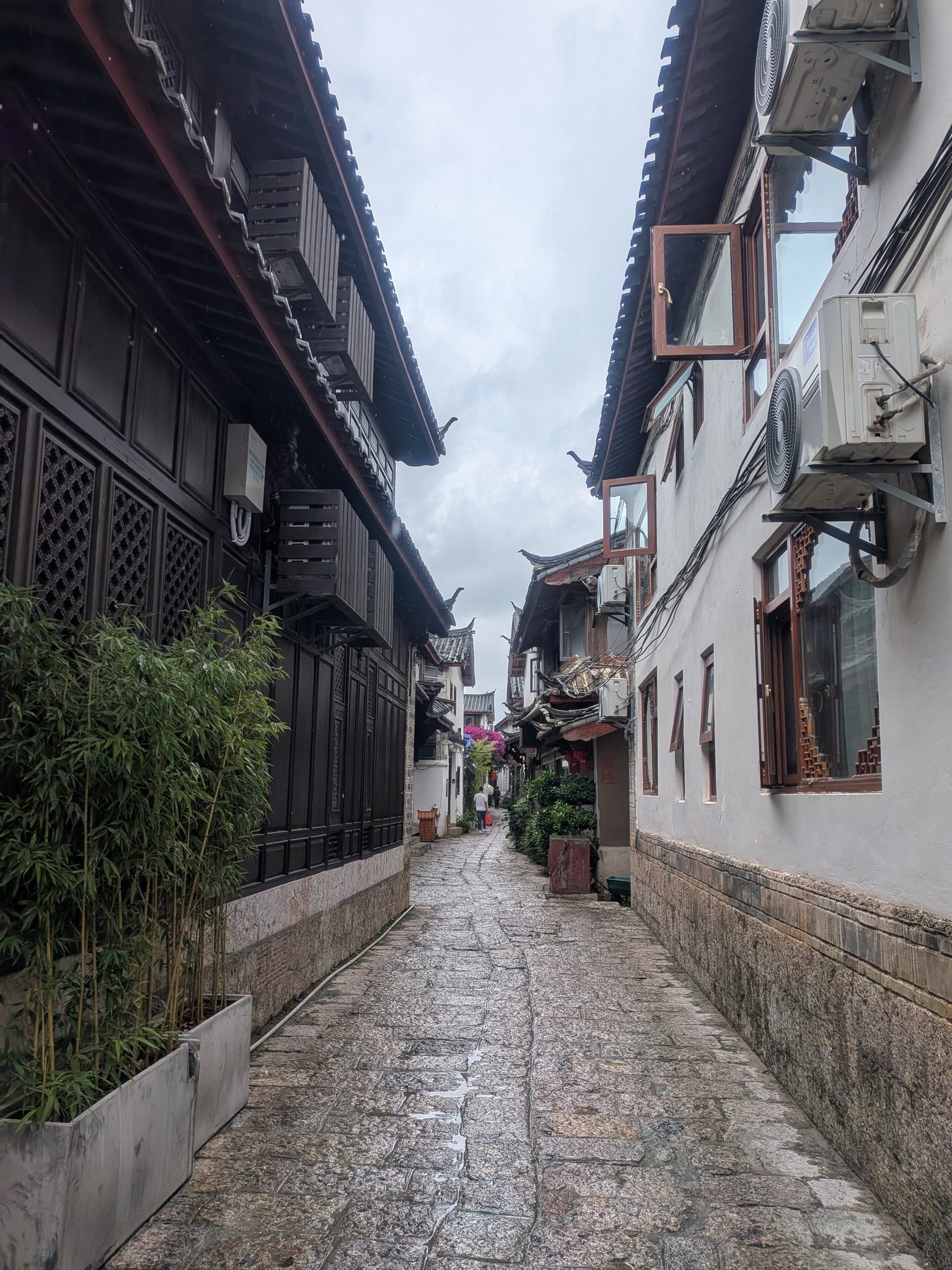 麗江古城の石畳の細い路地