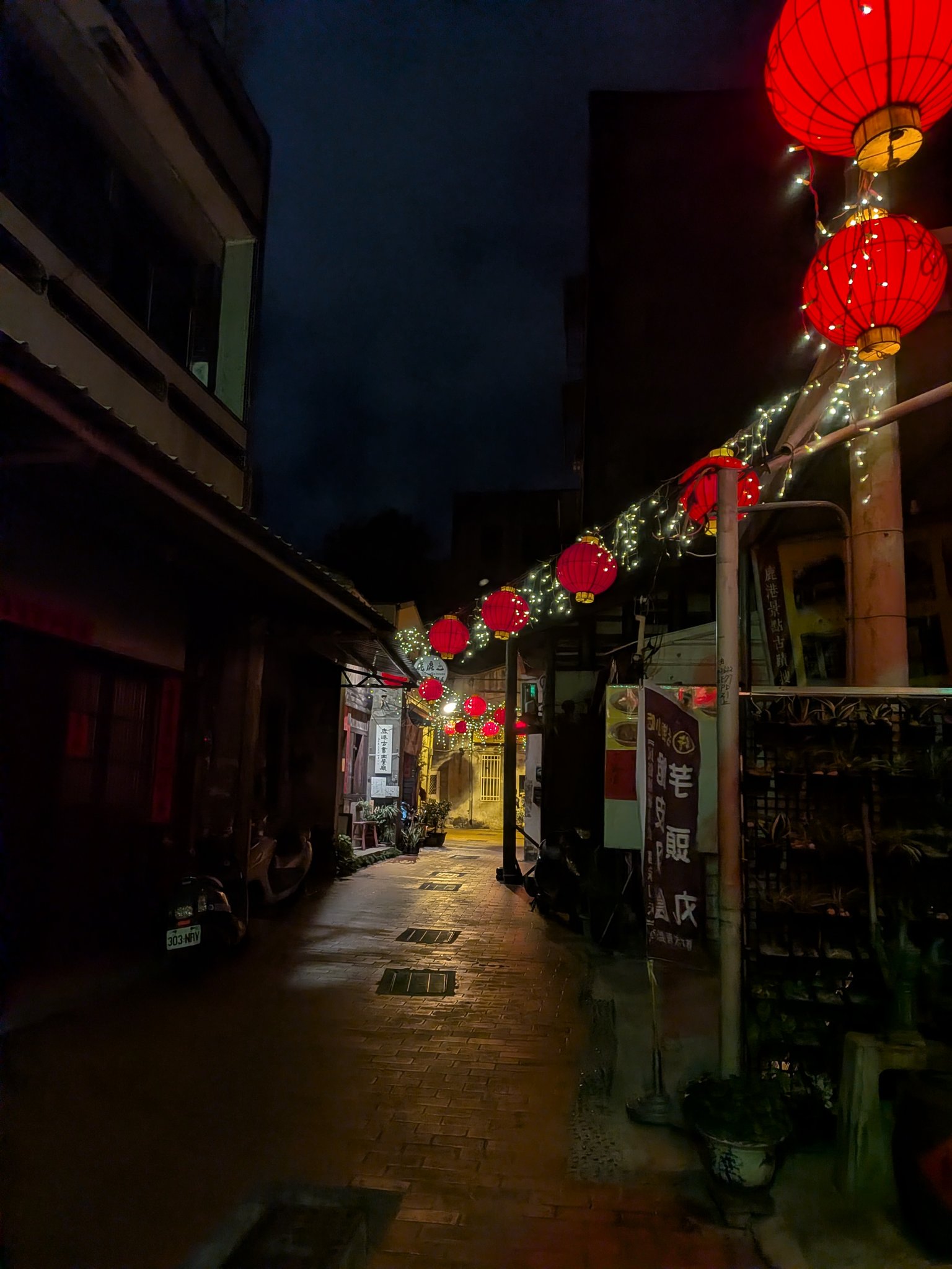 赤い提灯が飾られた鹿港の夜の路地