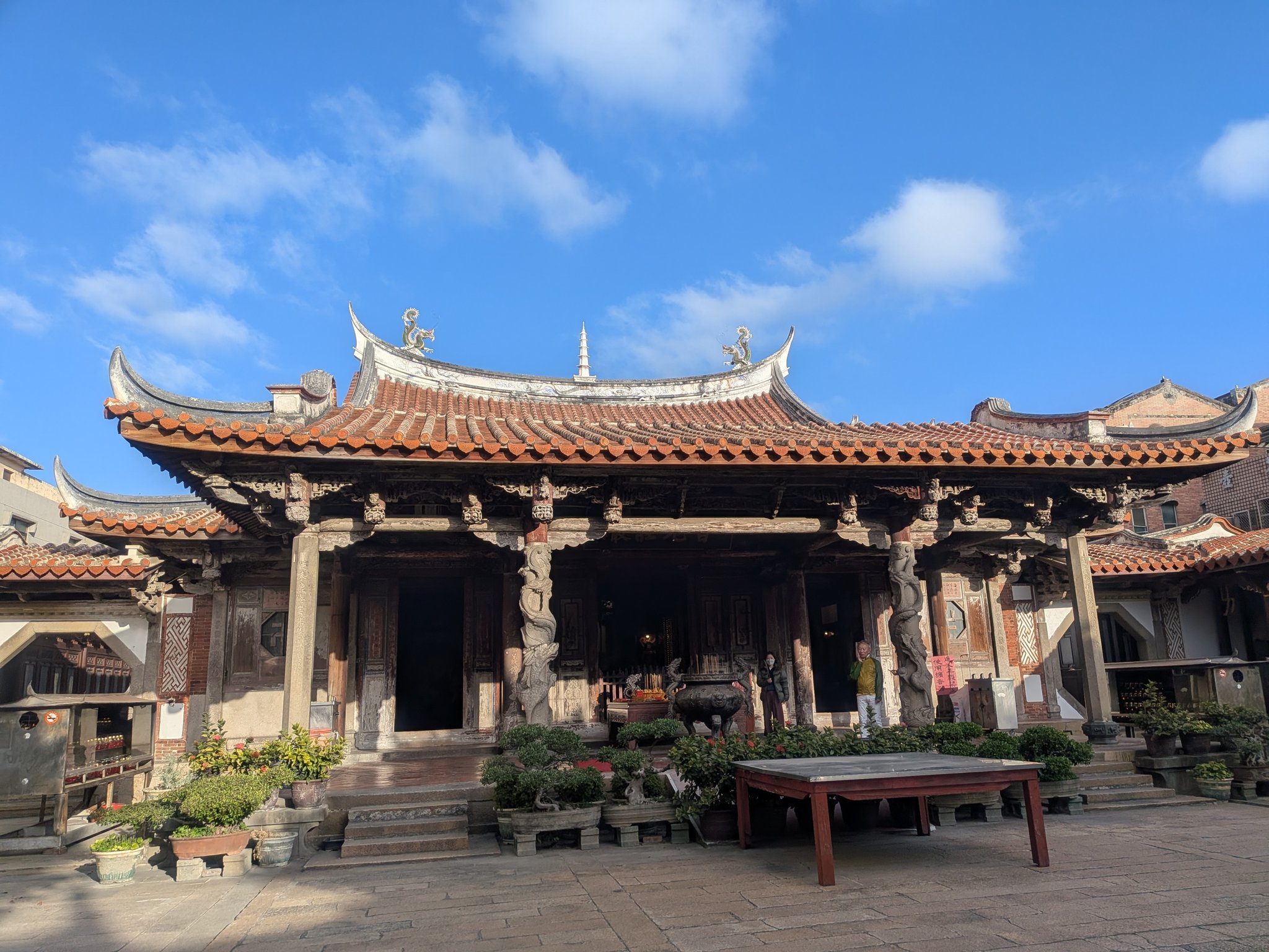 鹿港龍山寺の本堂と広場
