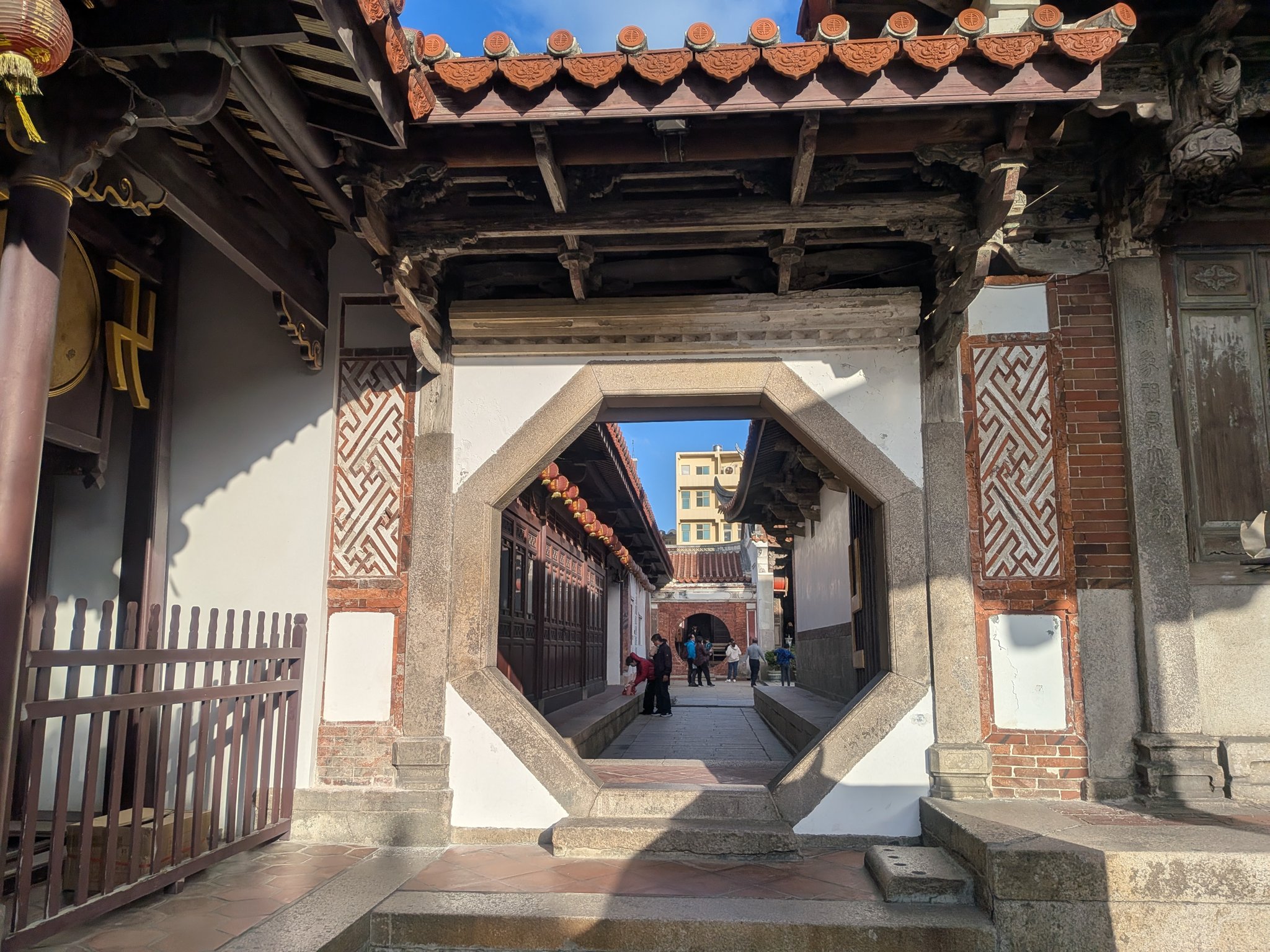 鹿港龍山寺の八角形の門