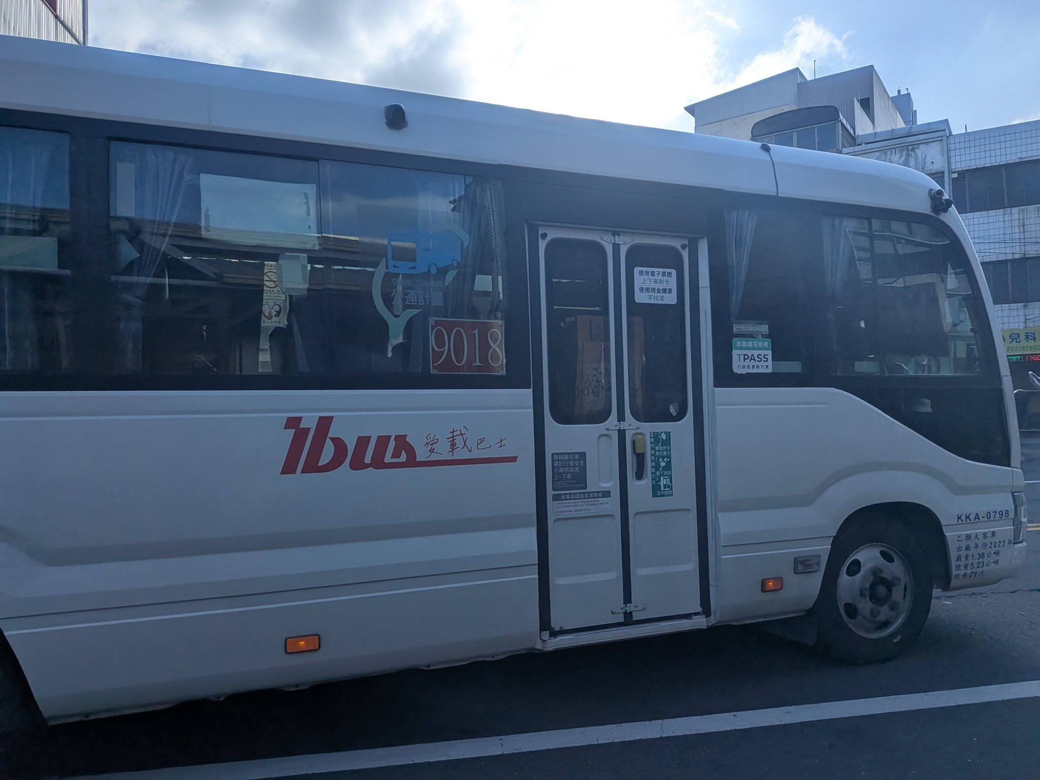 鹿港行きの ubus 9018 番のバス