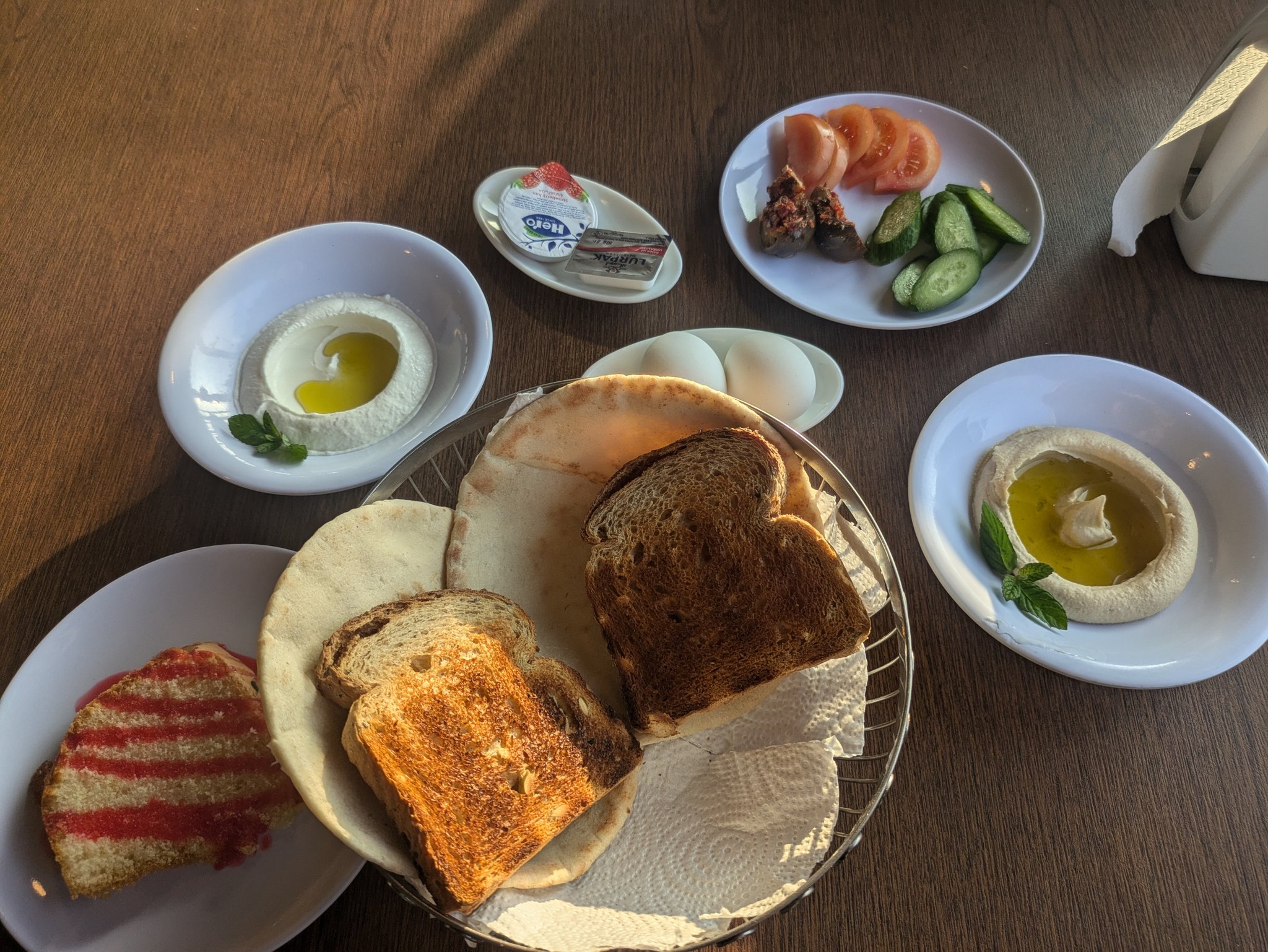 Saint John Hotel のルーフトップテラスの朝食