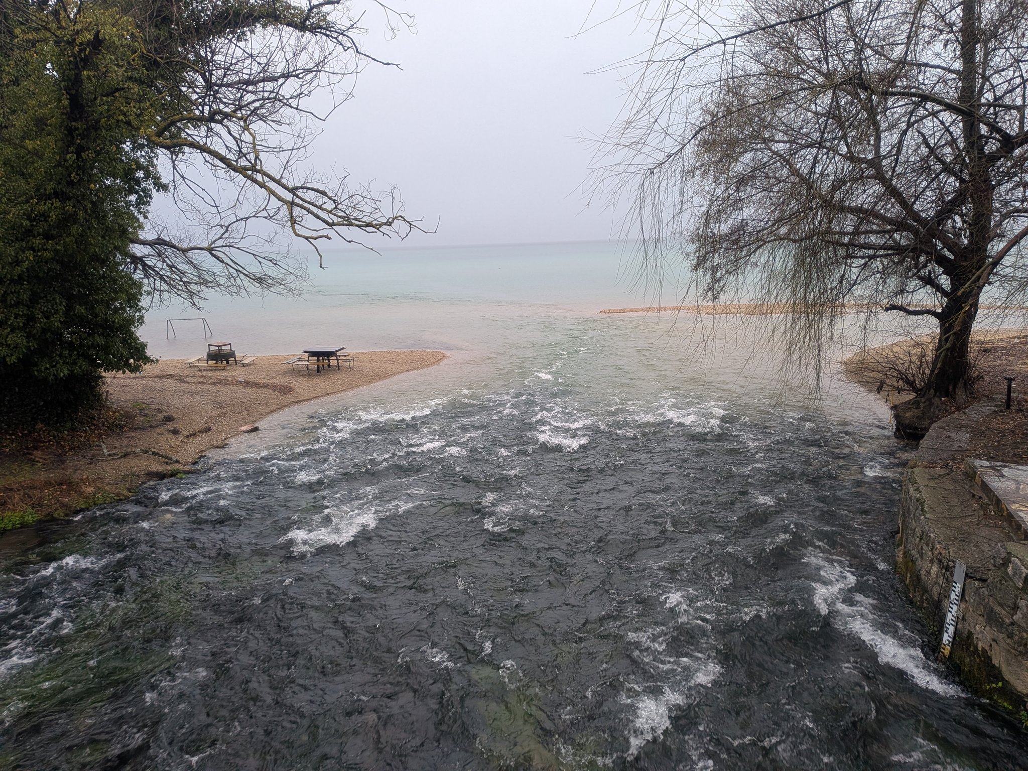聖ナウム修道院の近くの泉