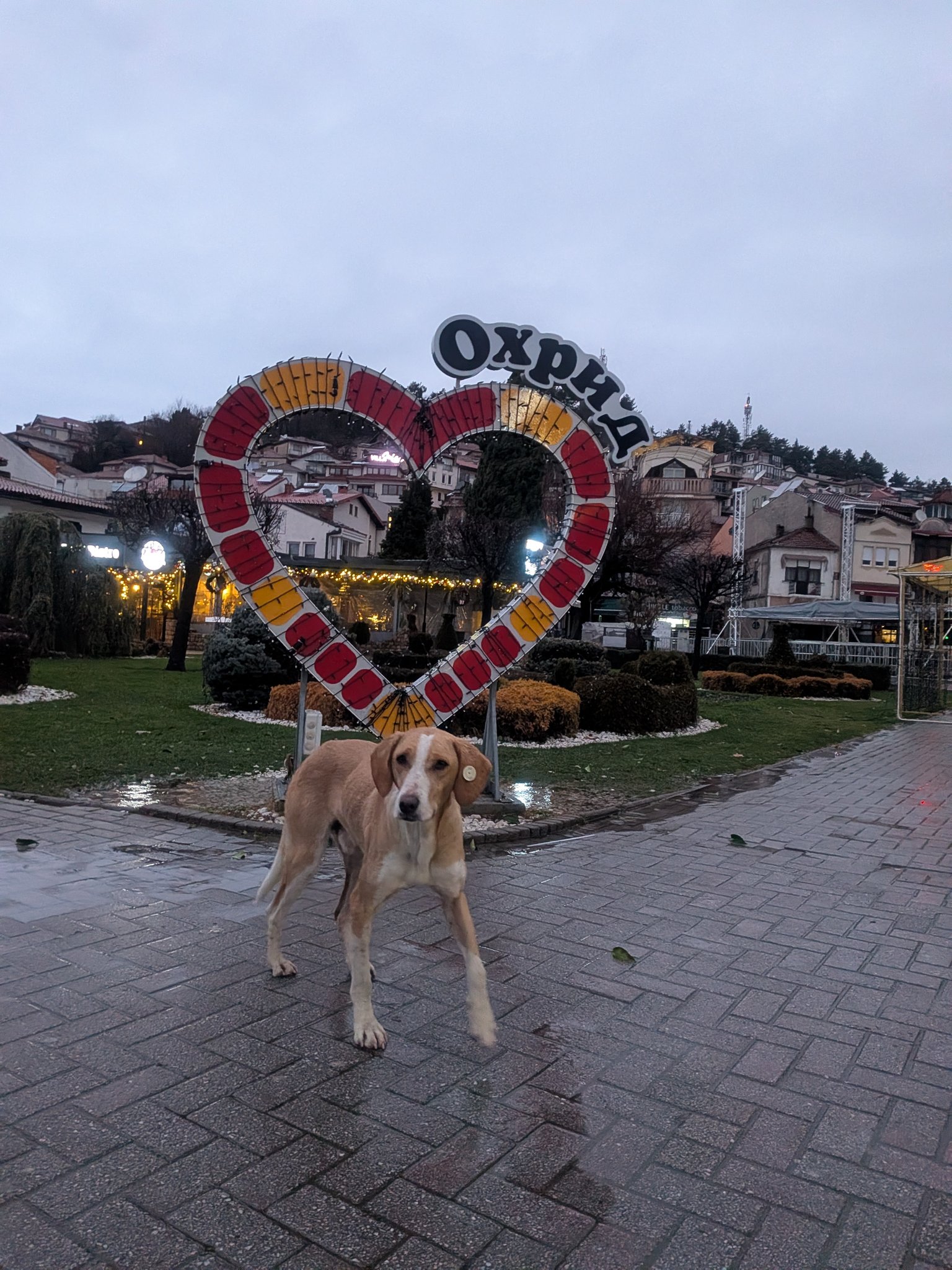 オフリドの湖畔の「OHRID」のハートのモニュメント