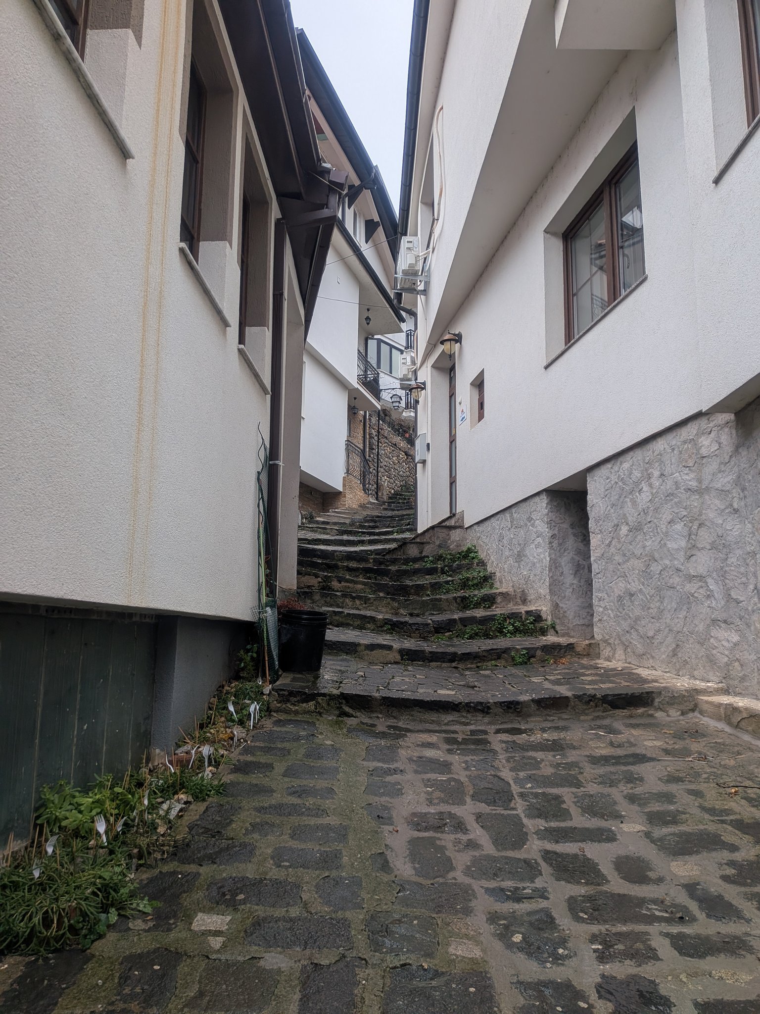 オフリドの旧市街の石畳の路地