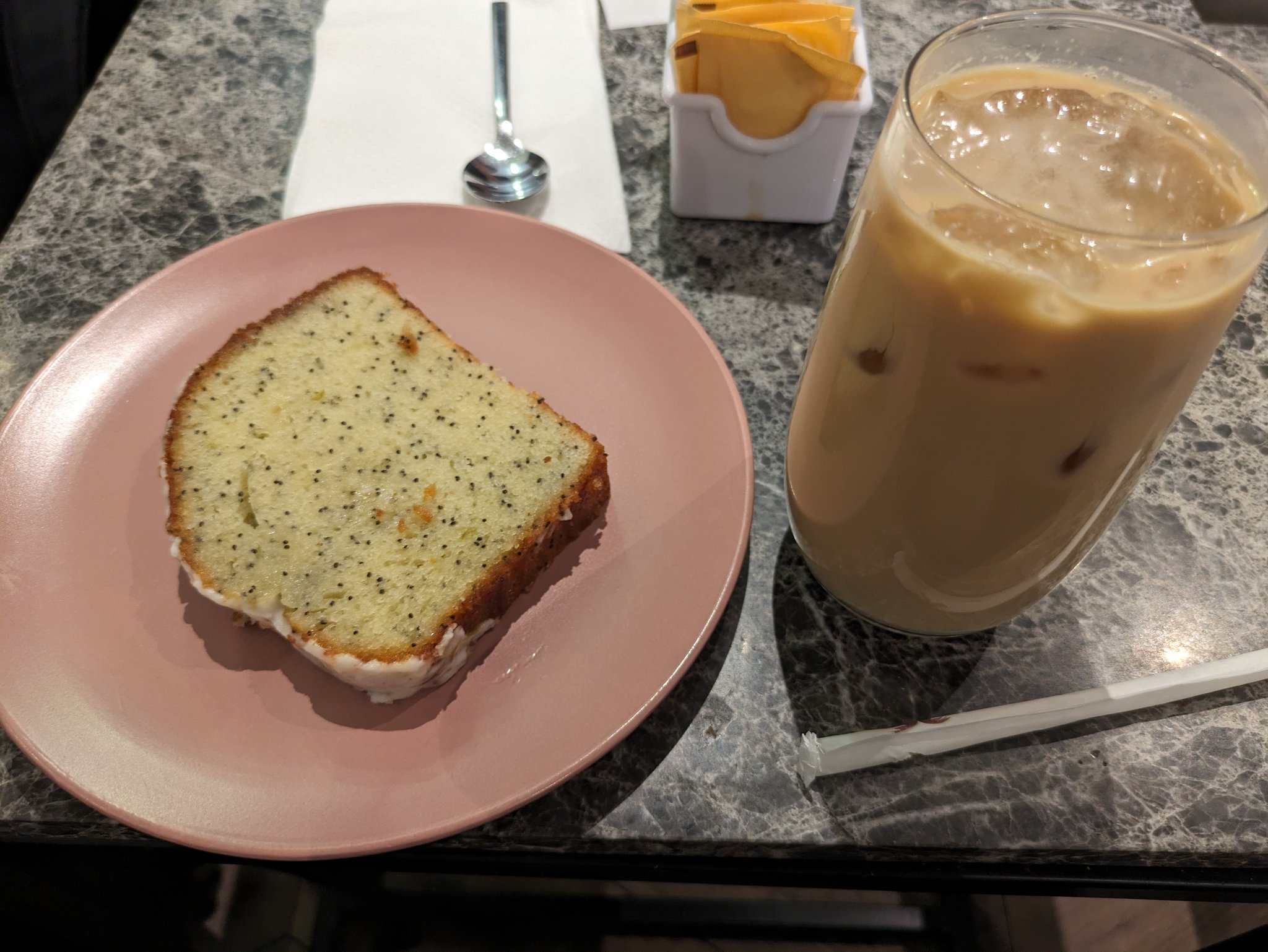 Café Unido のカフェラテとケーキ