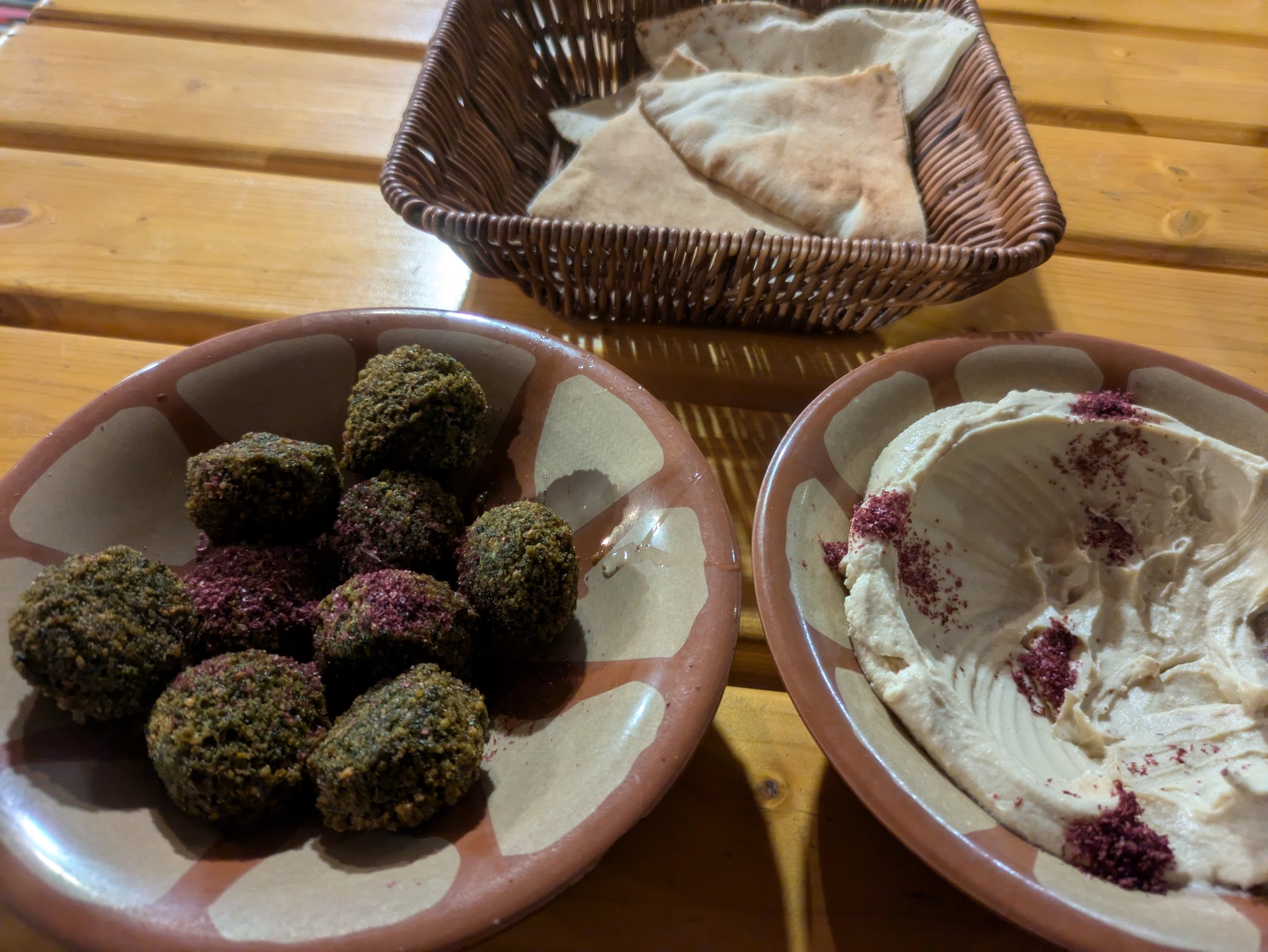ワディ・ムーサで食べたファラフェルとフムス