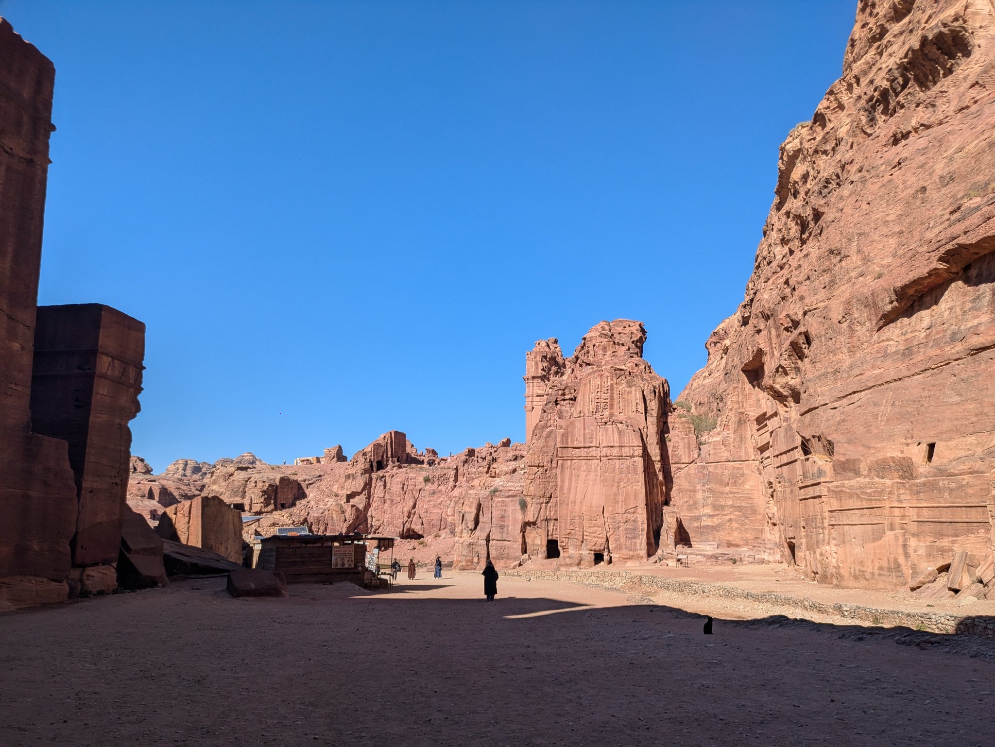 ファサード通りの奥の景色