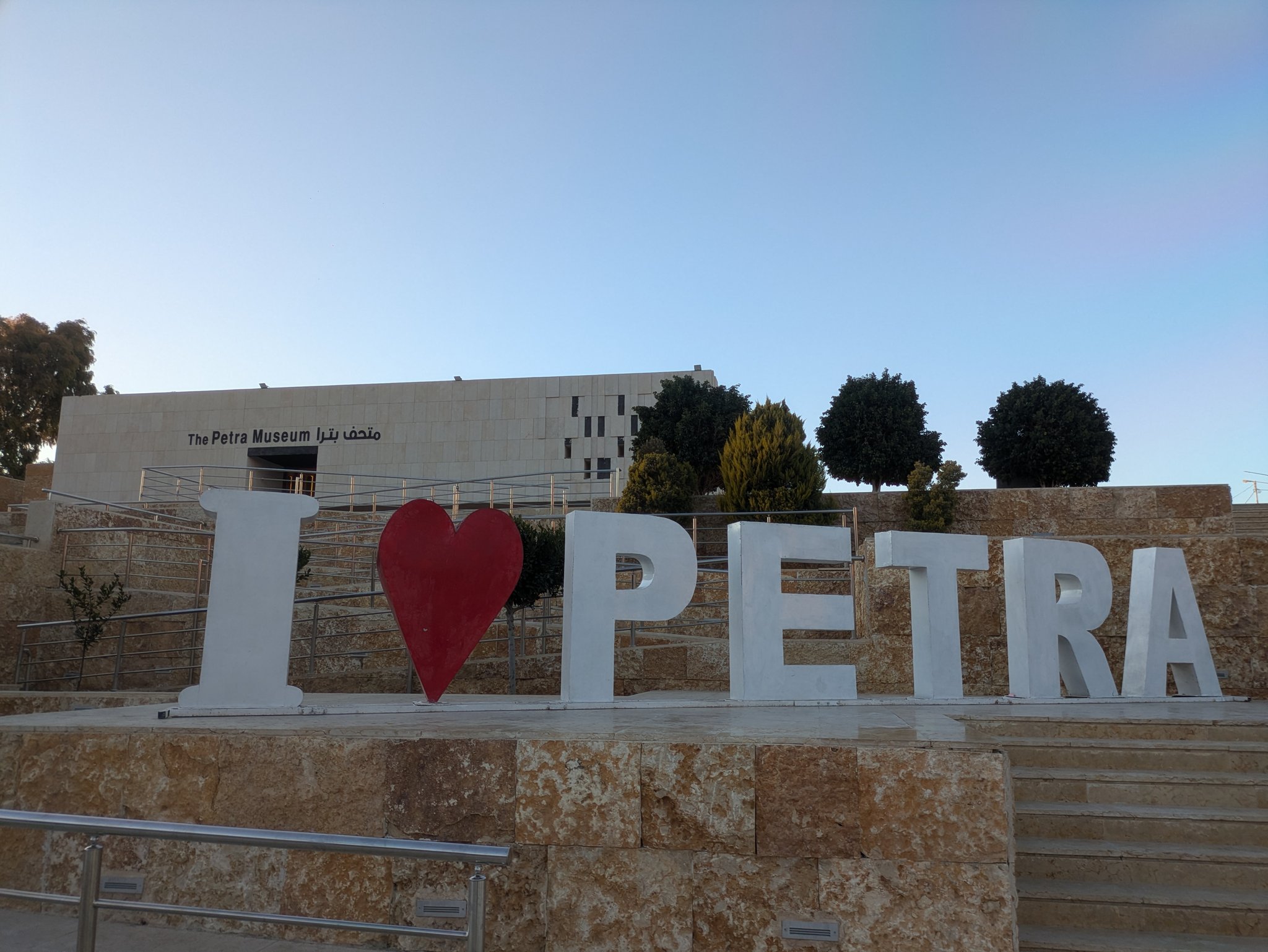 ペトラの I love PETRA のモニュメント