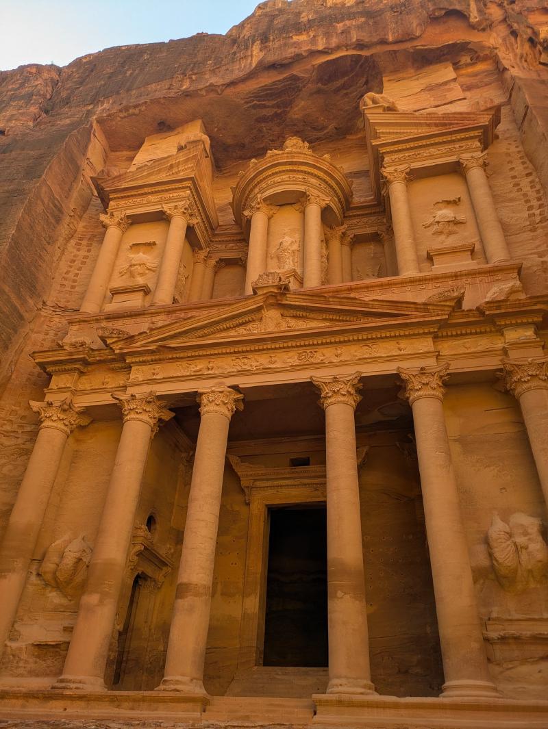 Featured image of post 【ペトラ遺跡】アンマンから 1 泊 2 日のモデルコース。エル・ハズネと修道院、ペトラ・バイ・ナイト、JETT バスの乗り方