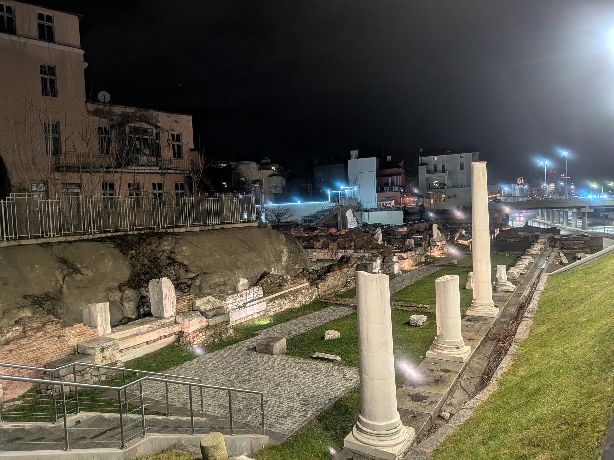 夜の古代ローマのフォーラムの遺跡