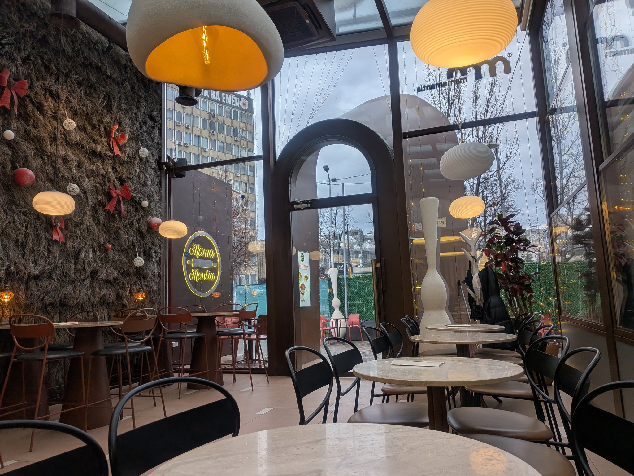 プリシュティナのカフェ Mama Mantia の店内