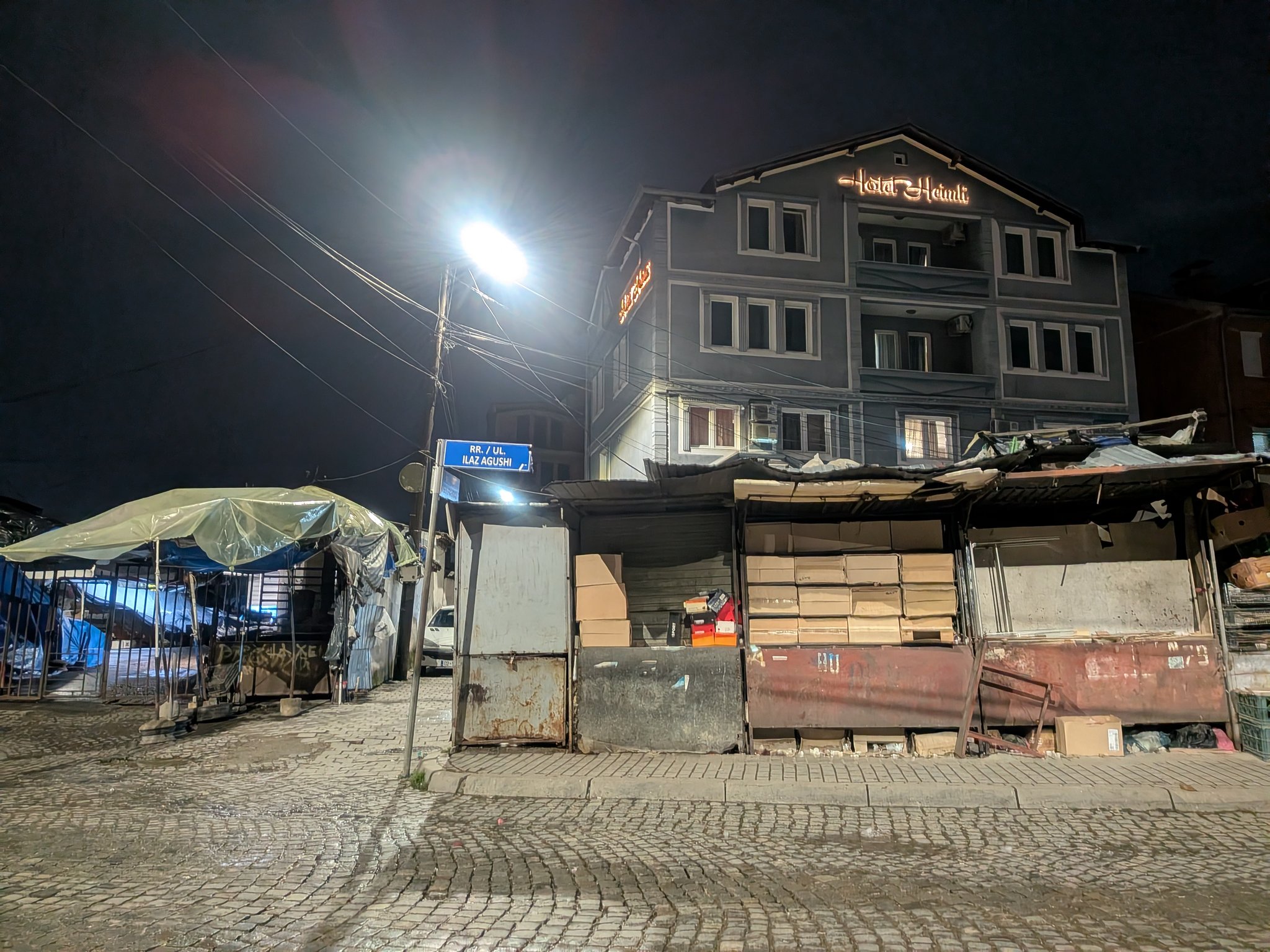 夜の閉まったプリシュティナの旧市場