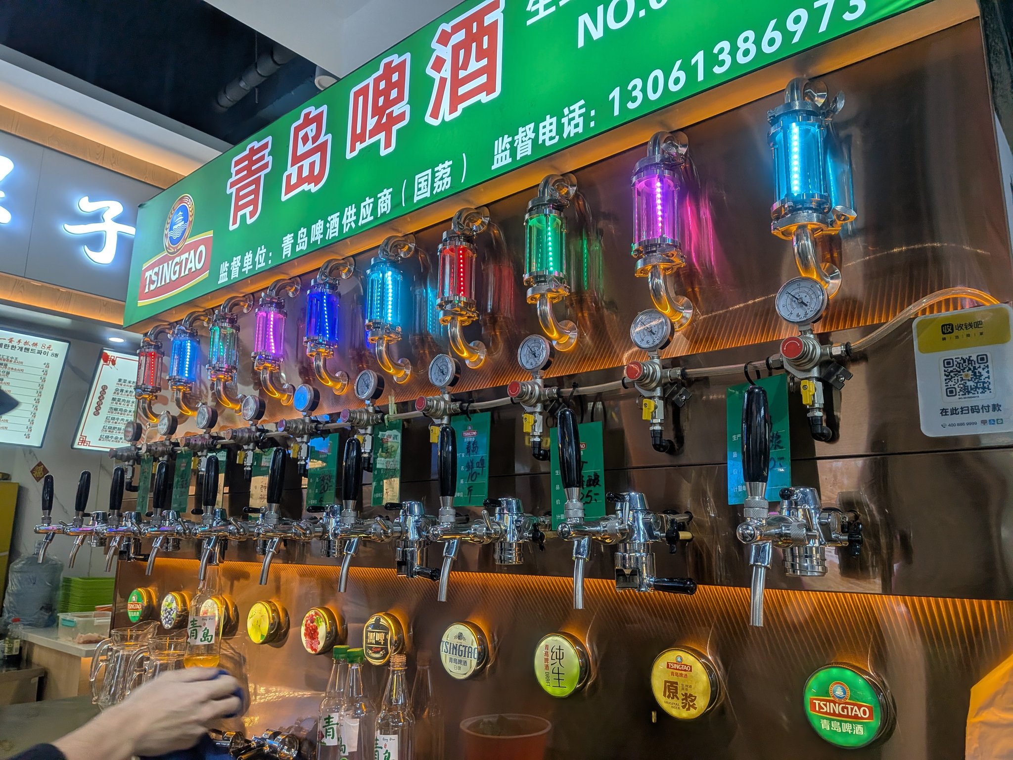 青島ビールのサーバーが並ぶお店