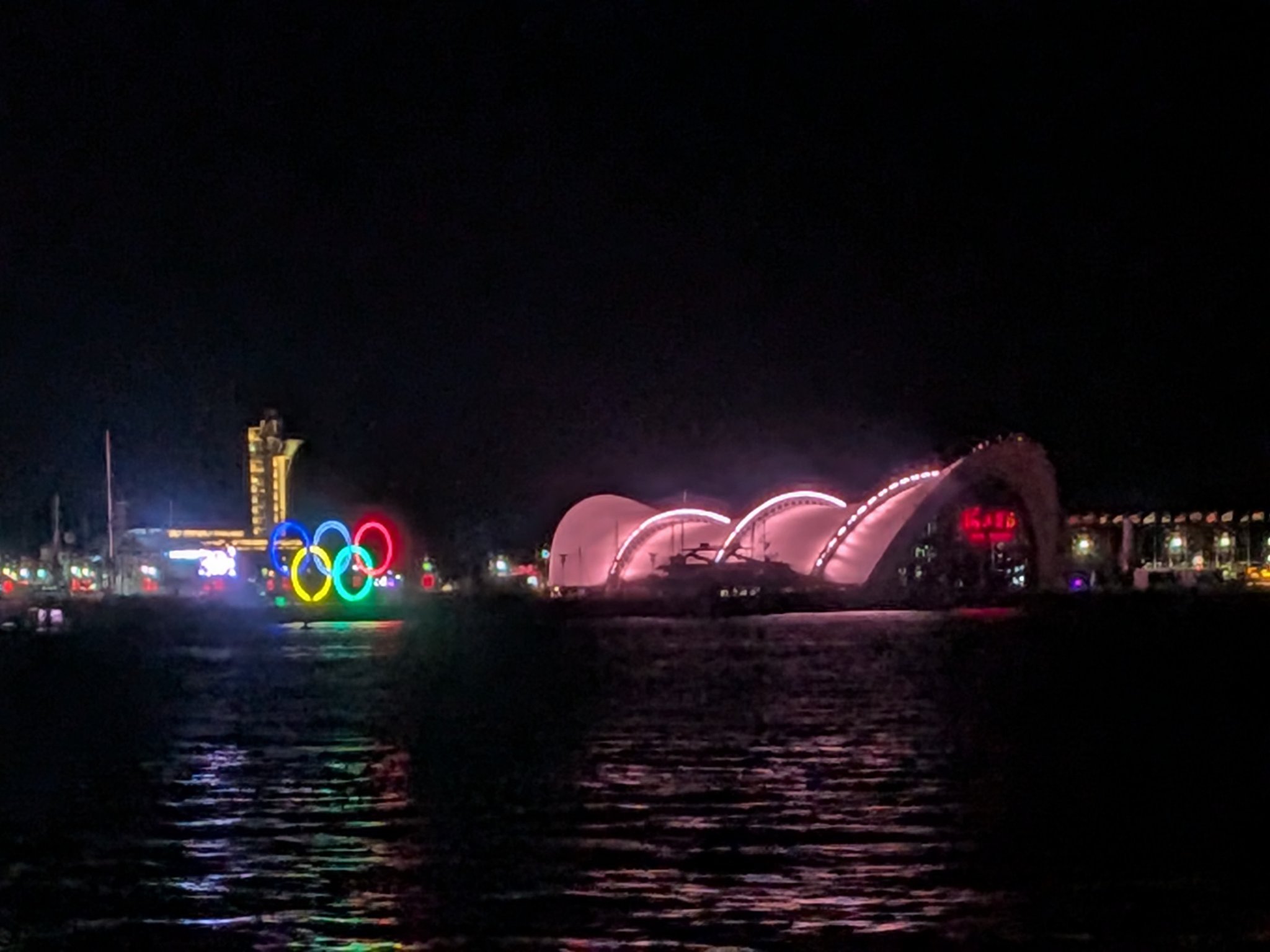 夜のオリンピックセーリングセンターと五輪マーク