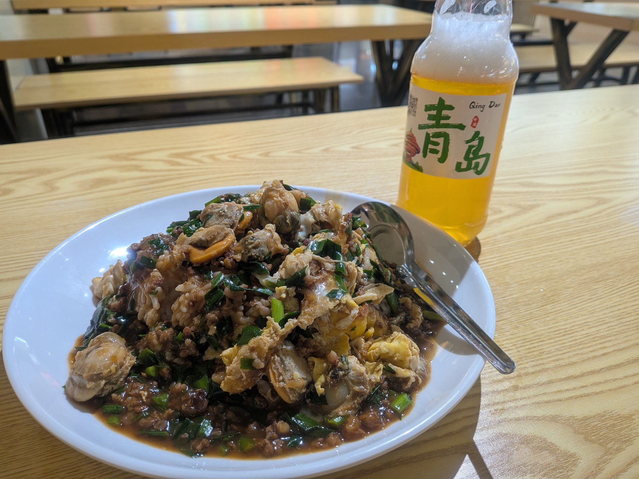 赵记猪肘卤肉饭のホタテのあんかけチャーハンと青島ビール