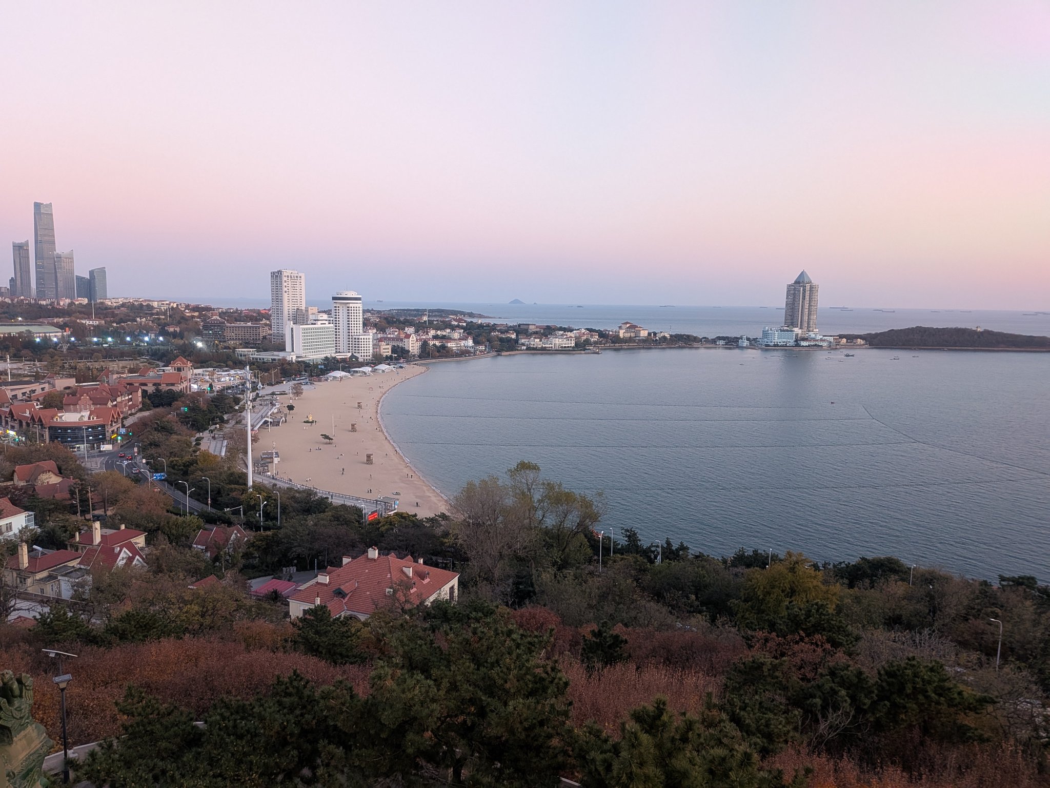 小魚山から見た青島の海岸線と砂浜