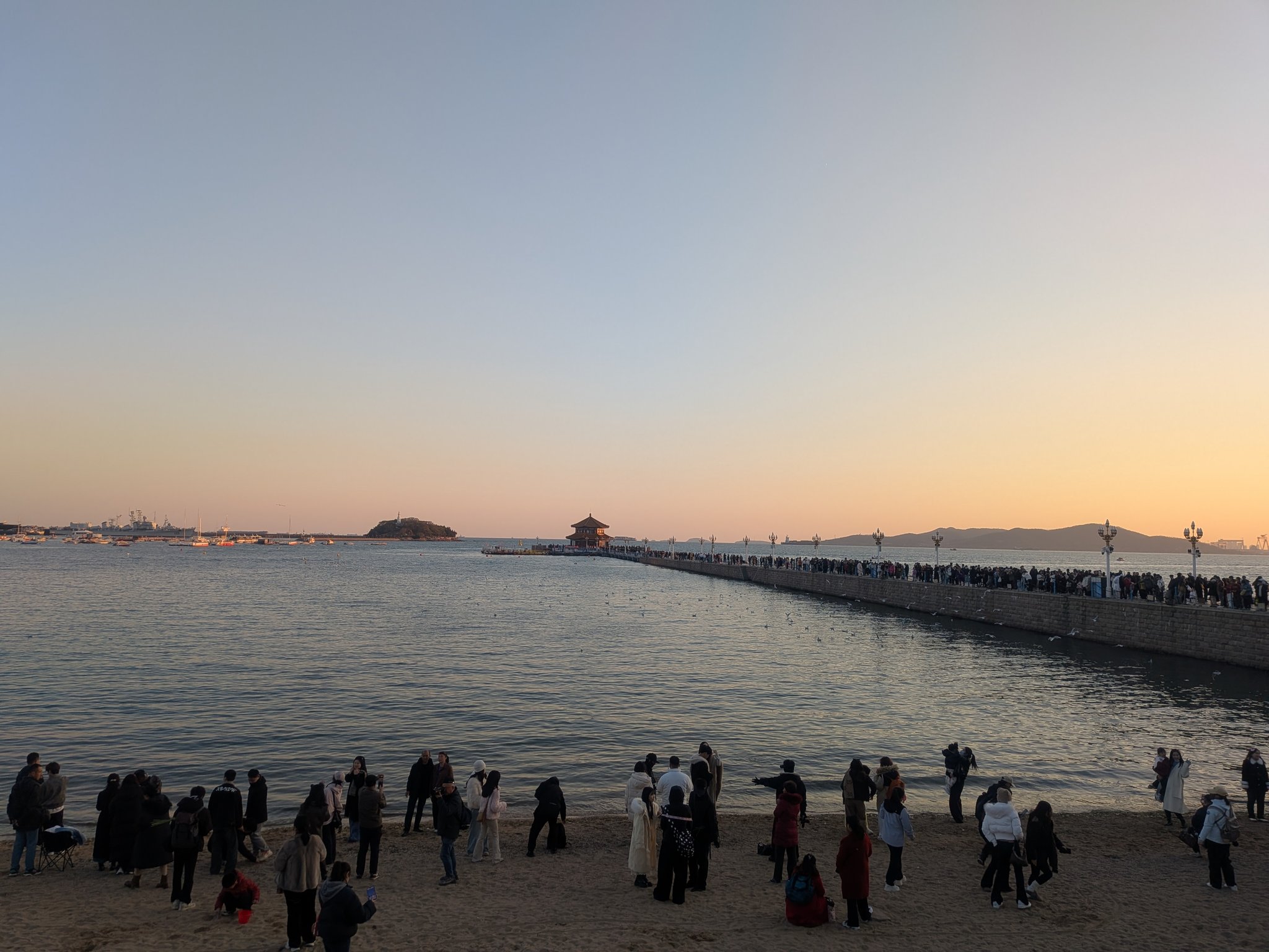 海に延びる桟橋と夕暮れの海