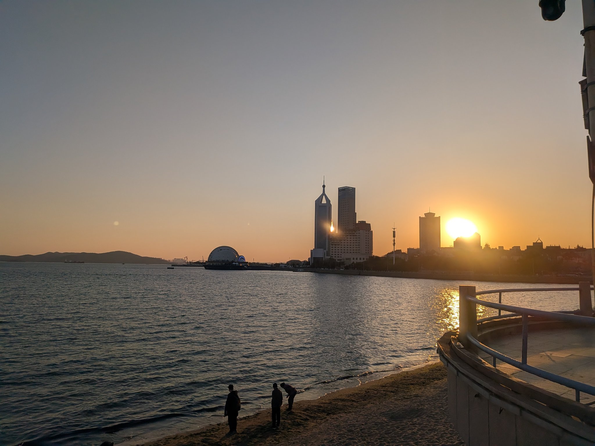 桟橋から見た青島の夕日