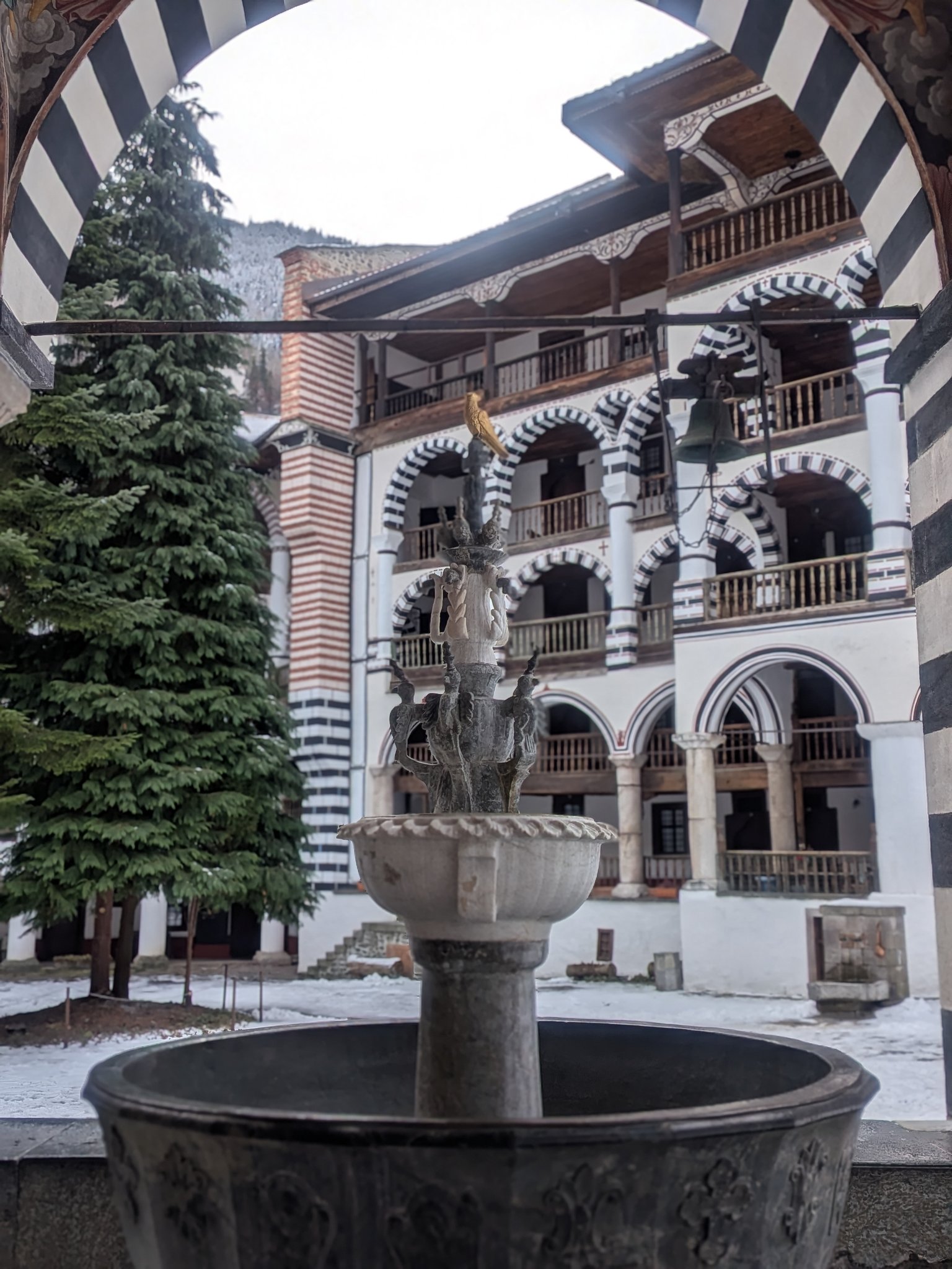 雪の中庭の泉