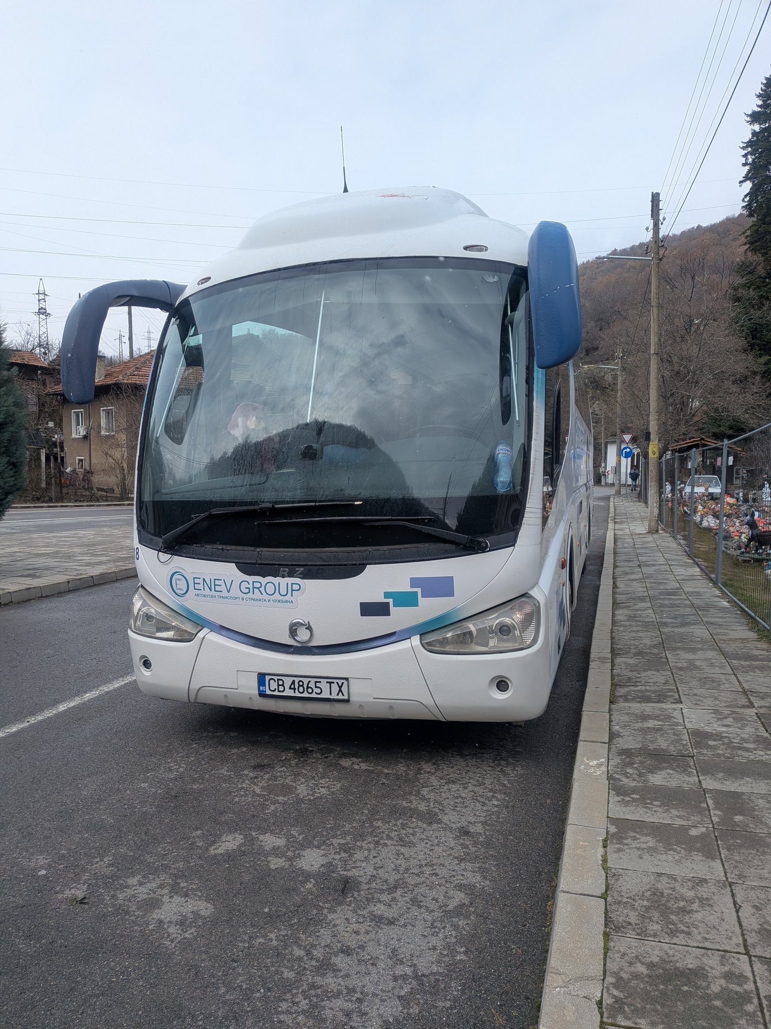 リラの修道院ツアーのバス