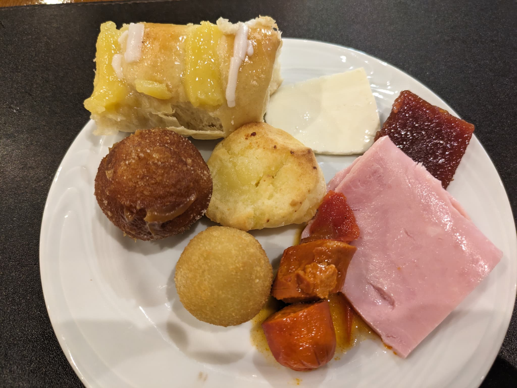 Rio Aeroporto Hotel Galeão の朝食のポンデケージョ