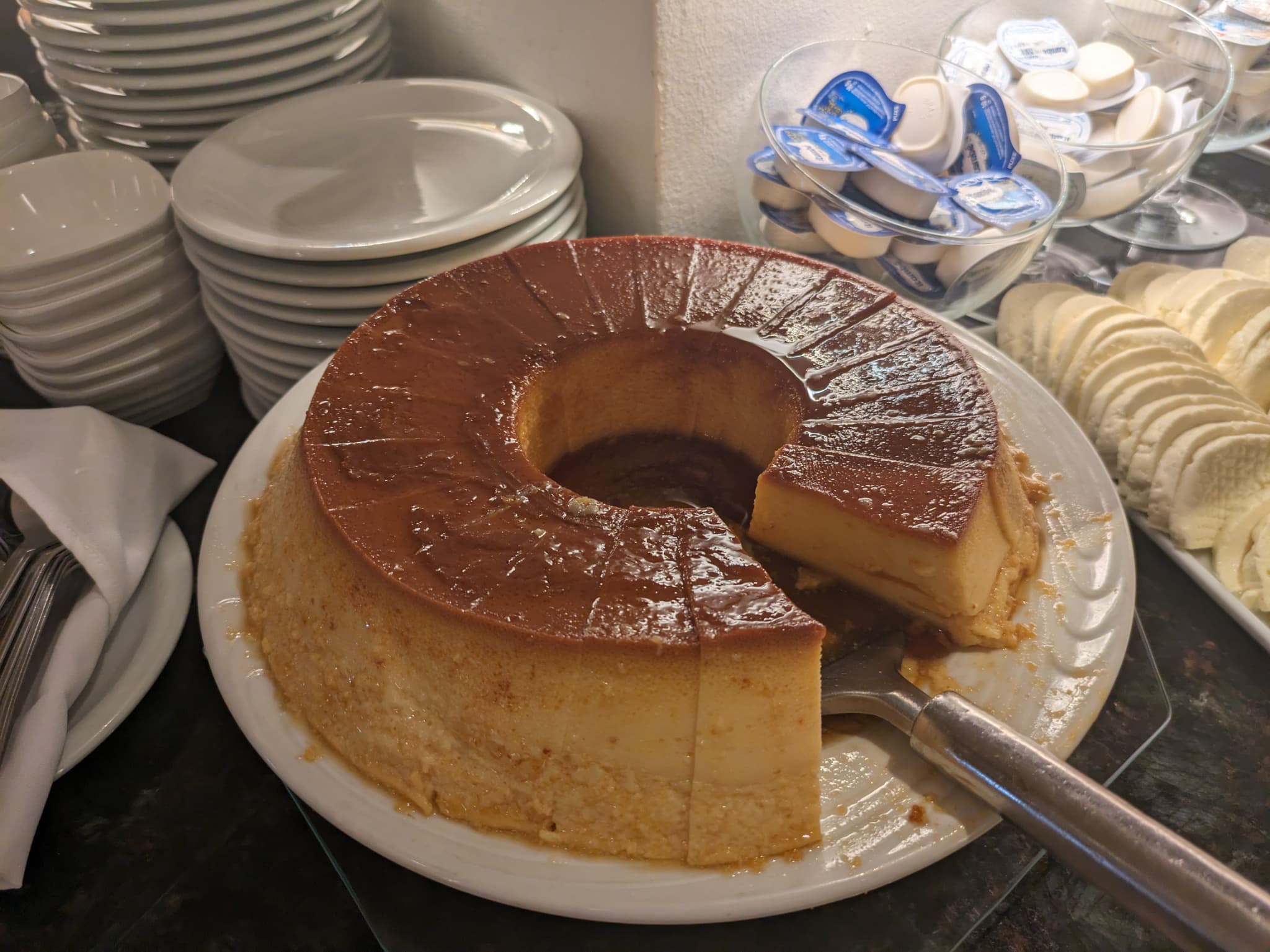 練乳をふんだんに使った固めのプリンです