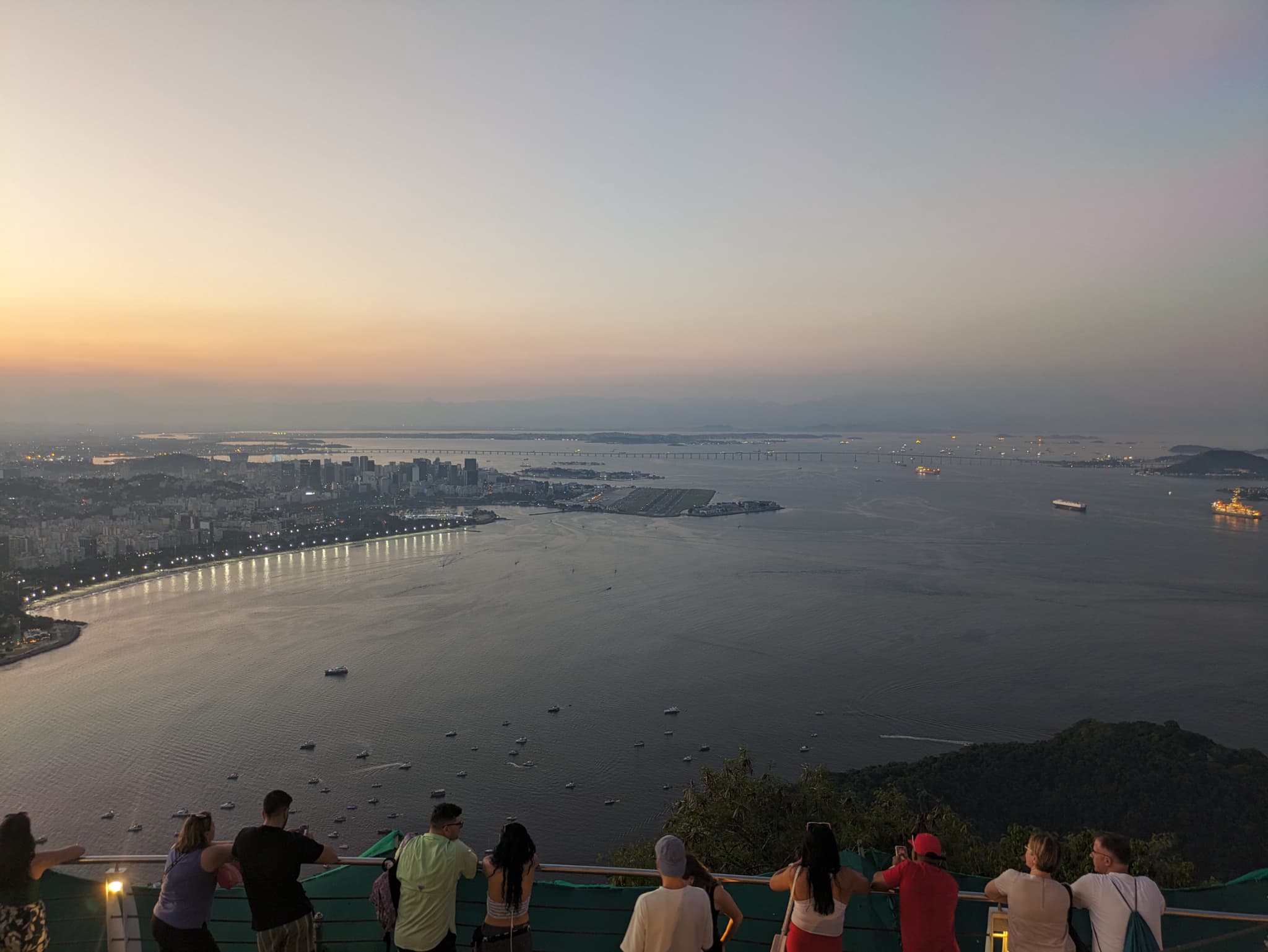ポン・ジ・アスーカルから見た夕暮れのグアナバラ湾とセントロ