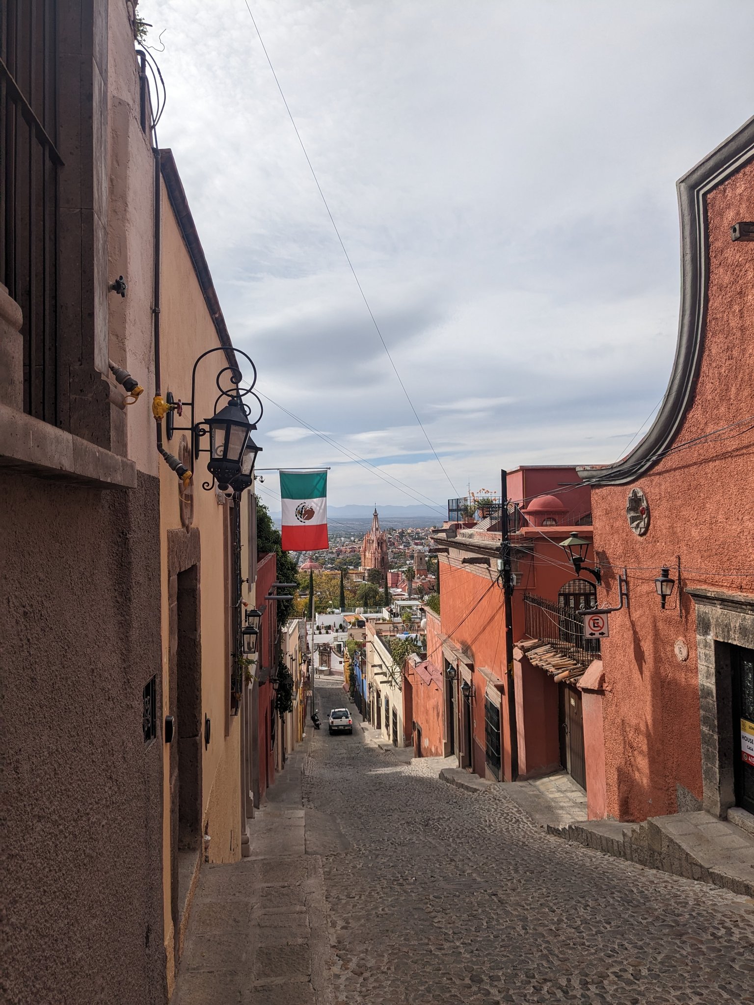 メキシコ国旗が飾られた坂道
