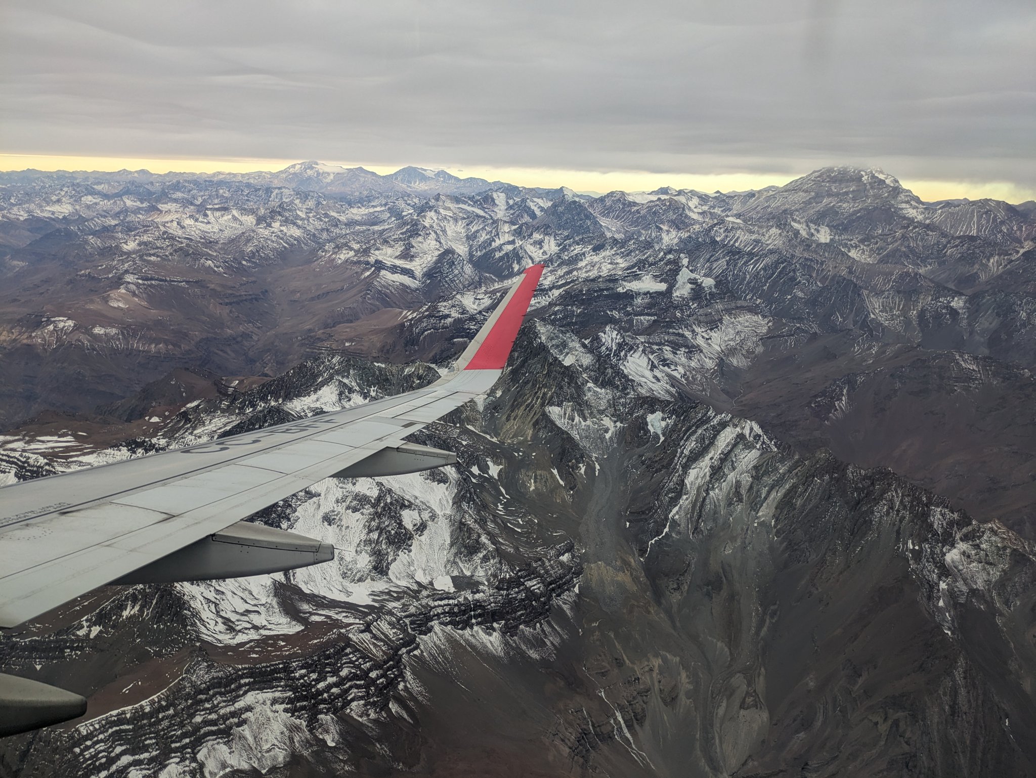飛行機の窓から見た雪のアンデス山脈
