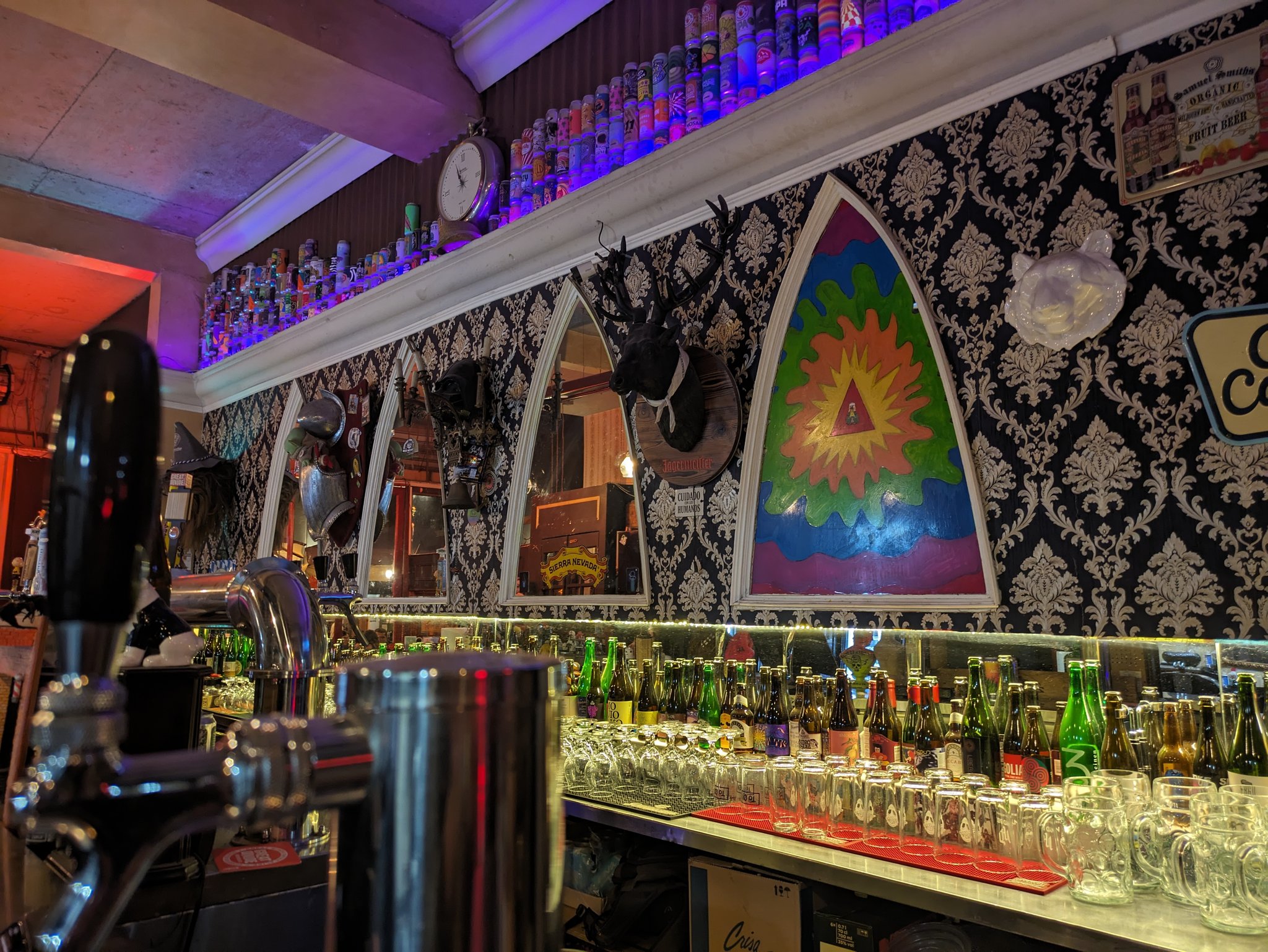 Far Away Bar のカウンター