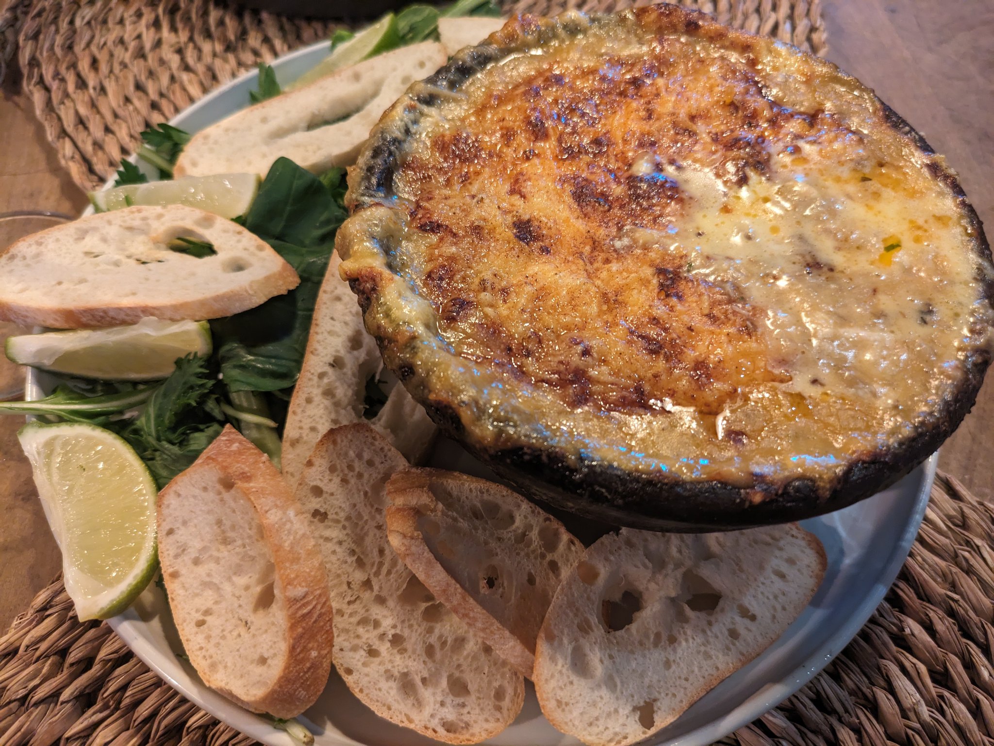 チーズをのせて焼いた魚介のグラタン