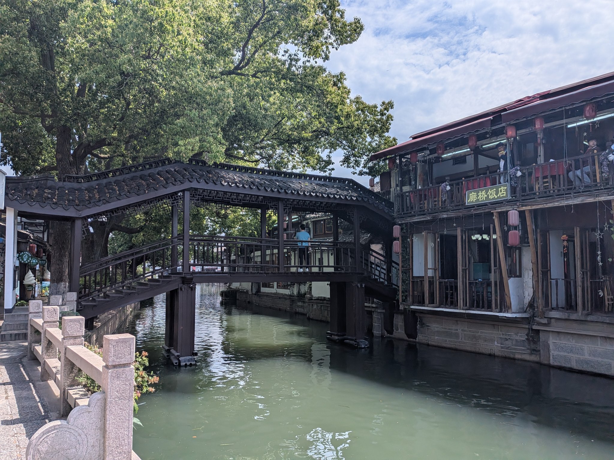 朱家角の屋根付きの橋